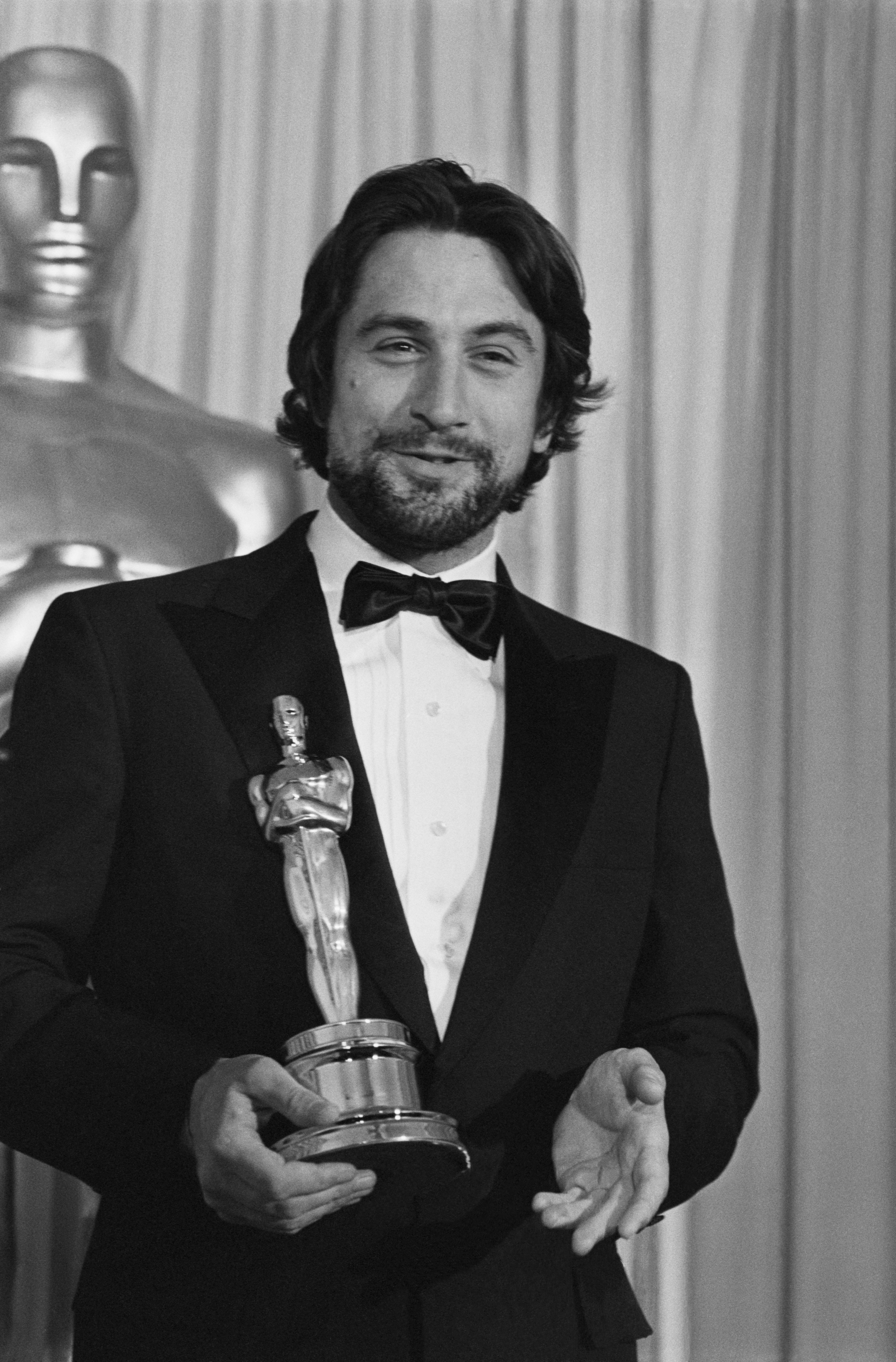 Robert De Niro con su Oscar a la "Mejor Interpretación Masculina" en la película "Raging Bull", en Hollywood, California, el 31 de marzo de 1981 | Fuente: Getty Images