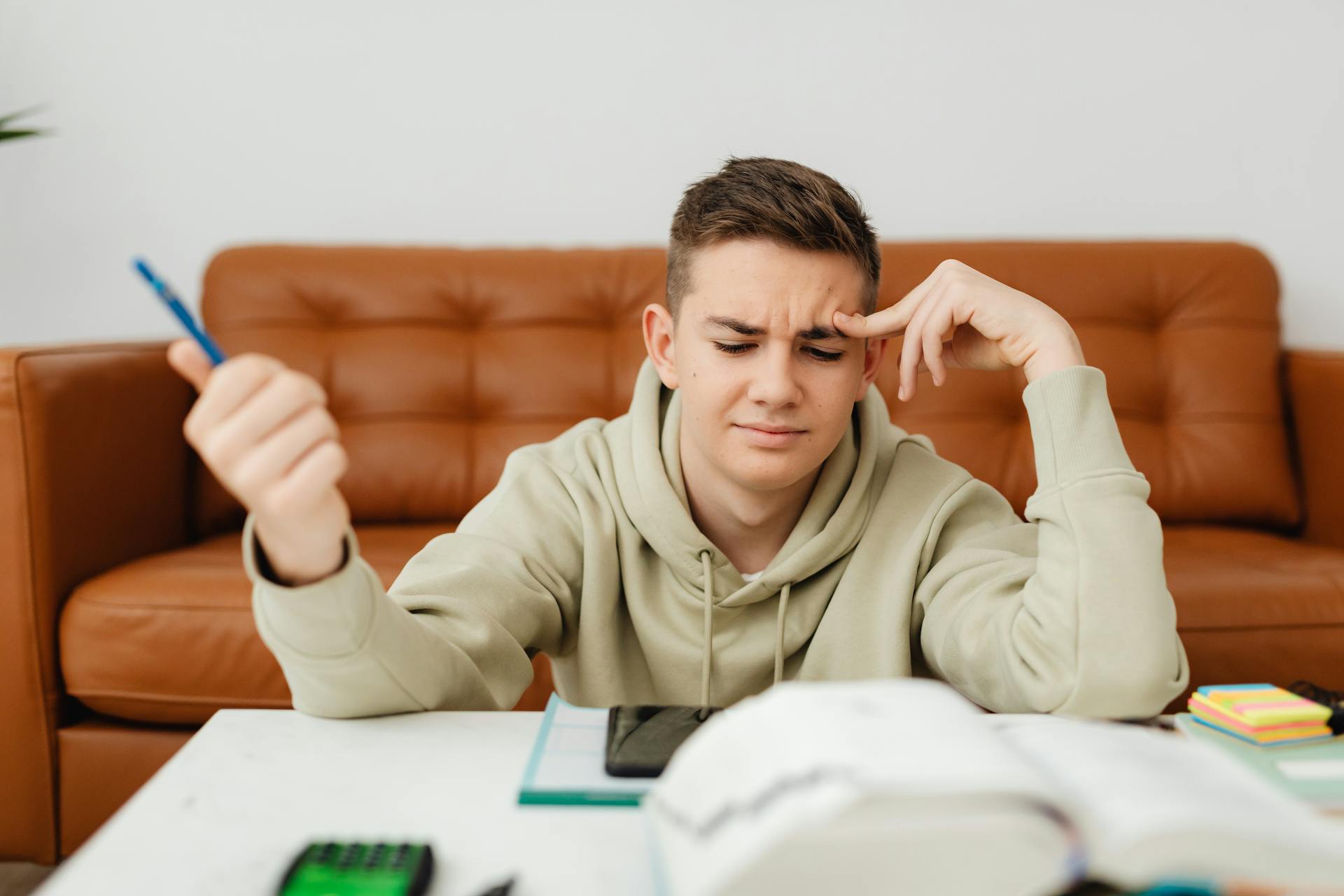 Un adolescente decidido haciendo sus tareas escolares | Fuente: Pexels