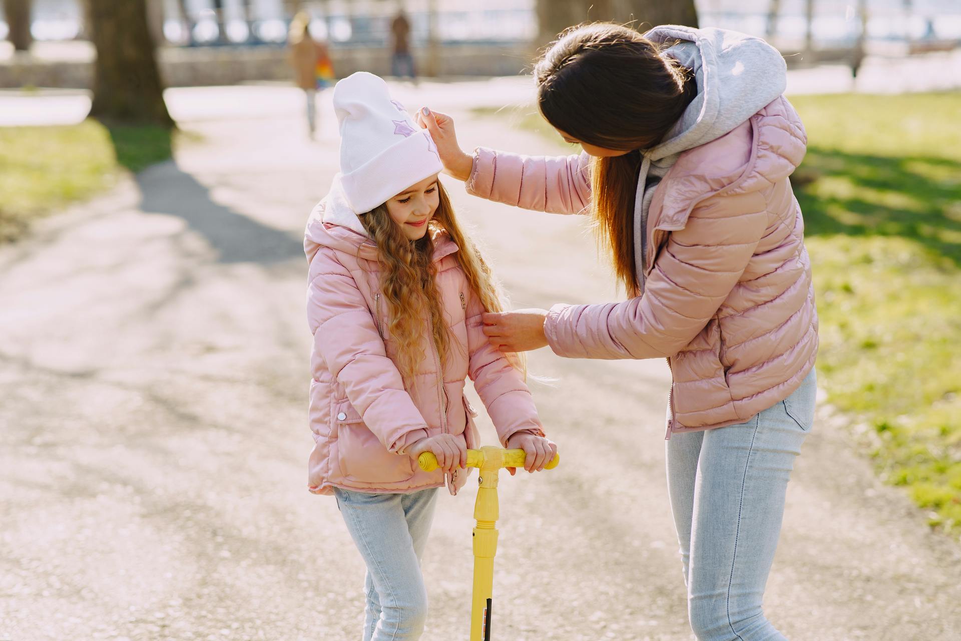 Una mujer hablando con su hija en un parque | Fuente: Pexels