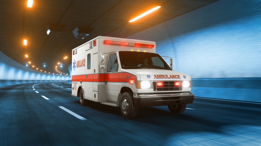 Ambulancia desplazandose en horas de la noche. | Foto: Shutterstock.