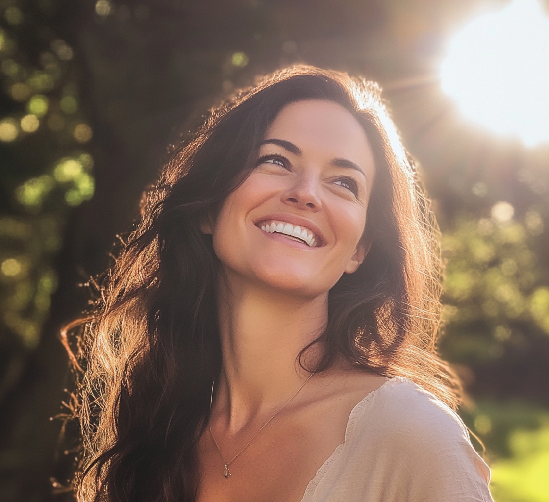 Una mujer sonriente en el exterior | Fuente: Midjourney