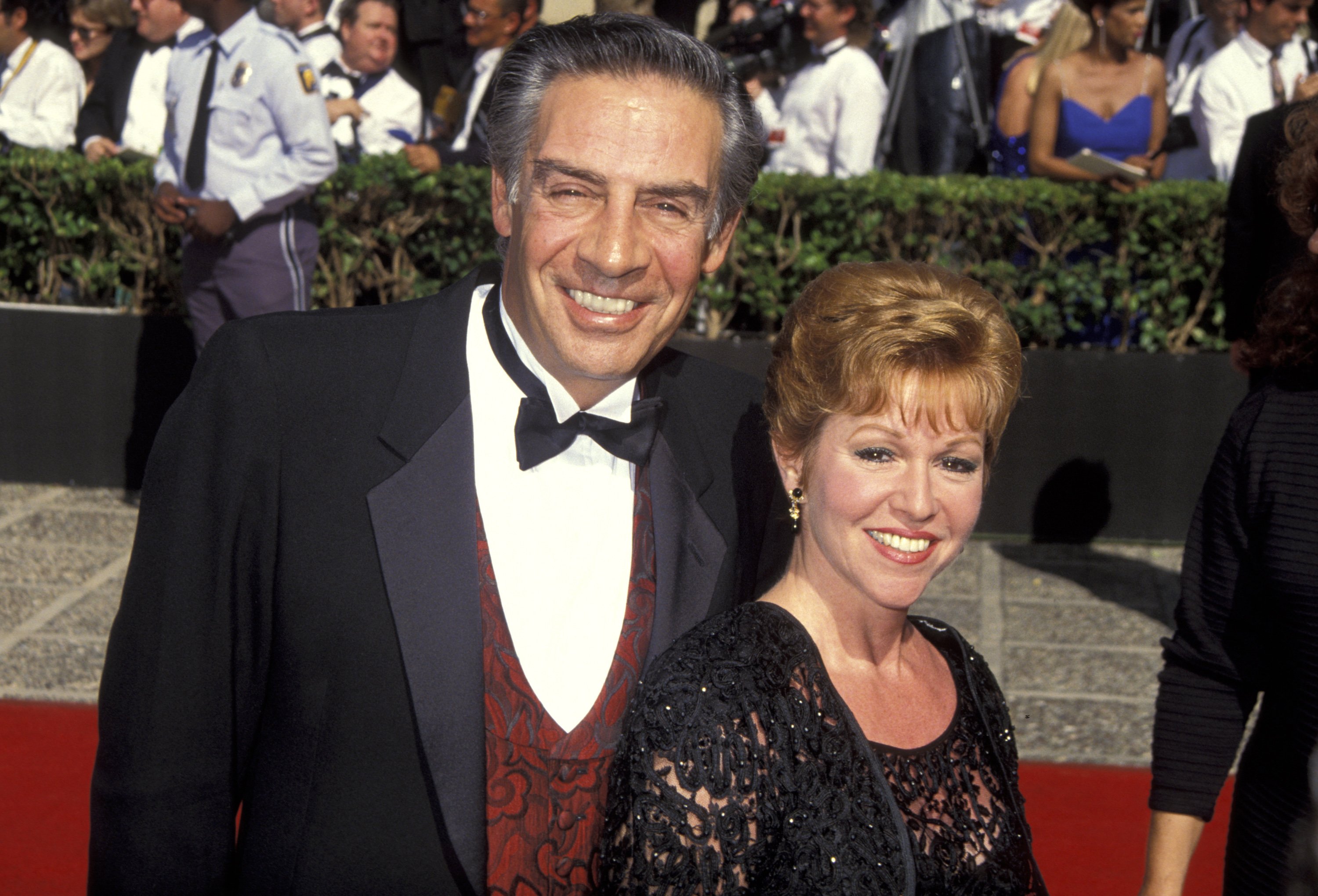 Jerry Orbach y Elaine Orbach durante la 44ª Entrega Anual de los Premios Emmy en el Centro Cívico de Pasadena en Pasadena, California, Estados Unidos. | Foto: Getty Images