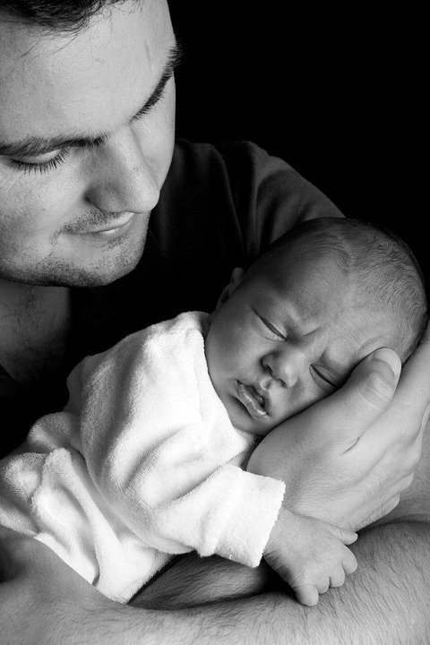 Padre con su bebé en brazos | Foto: Pixabay