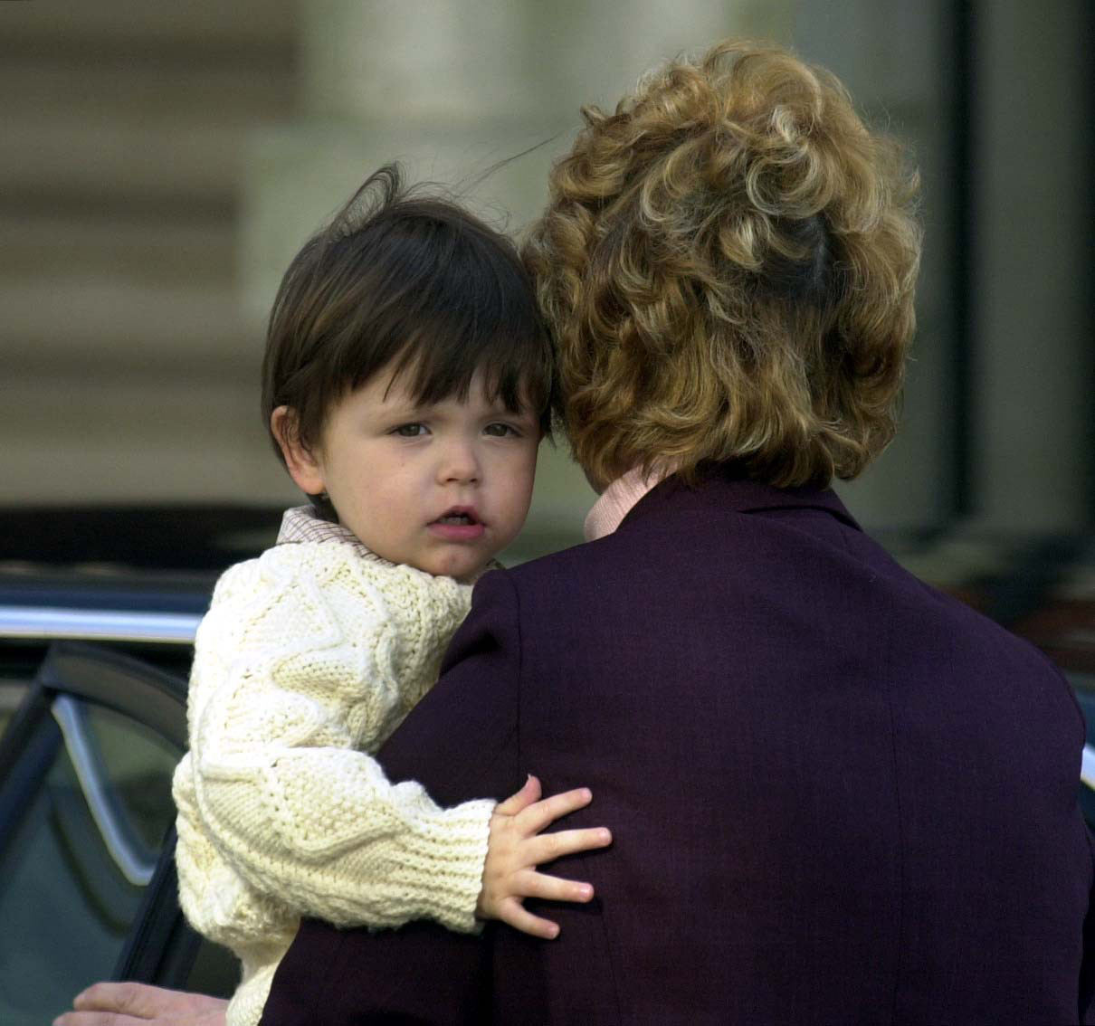 Dylan es llevado en brazos al Hotel Morgans de Swansea por su abuela Pat durante una visita a Gales | Fuente: Getty Images