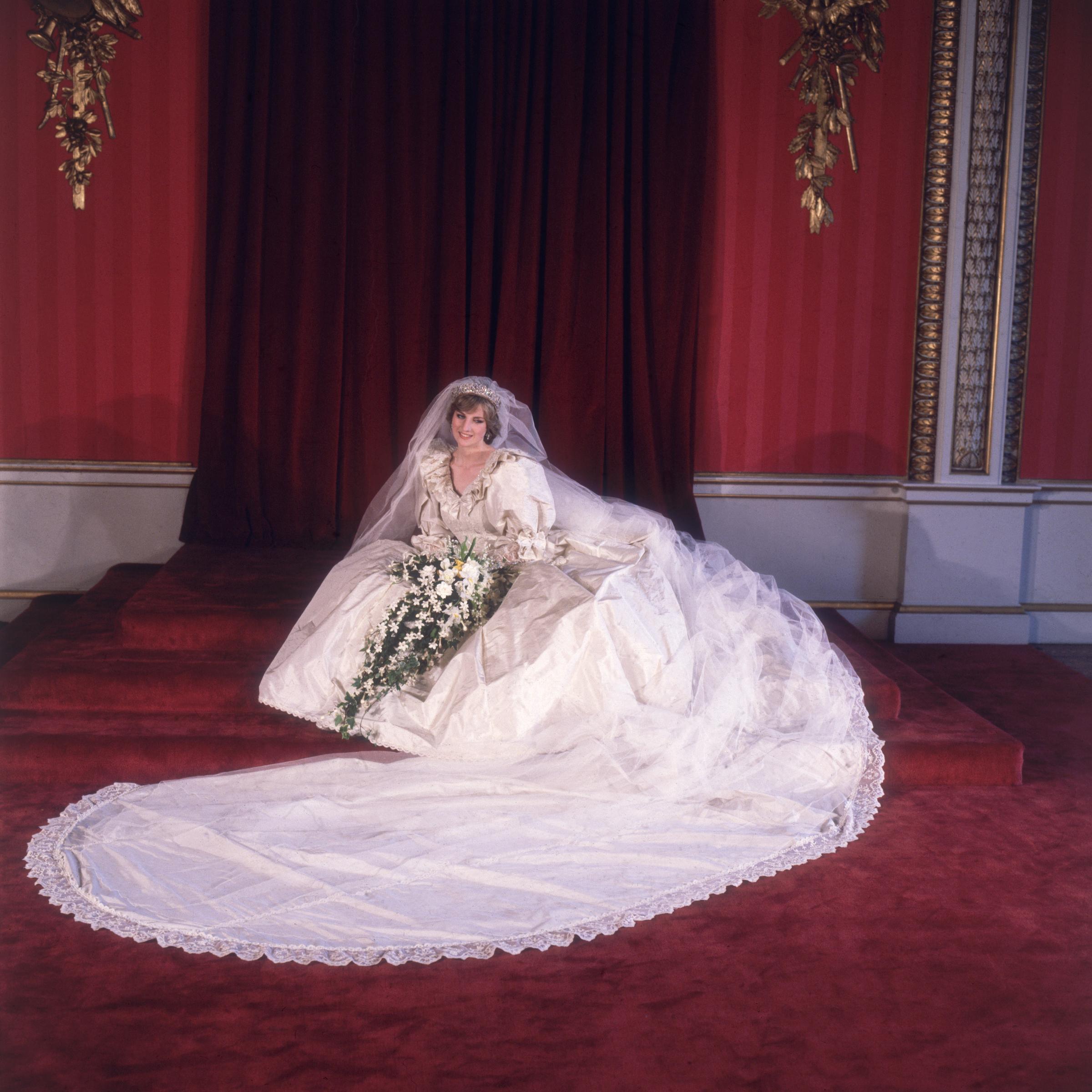 Retrato de lady Diana Spencer con su vestido de novia el 29 de julio de 1981, en Londres, Inglaterra. | Fuente: Getty Images