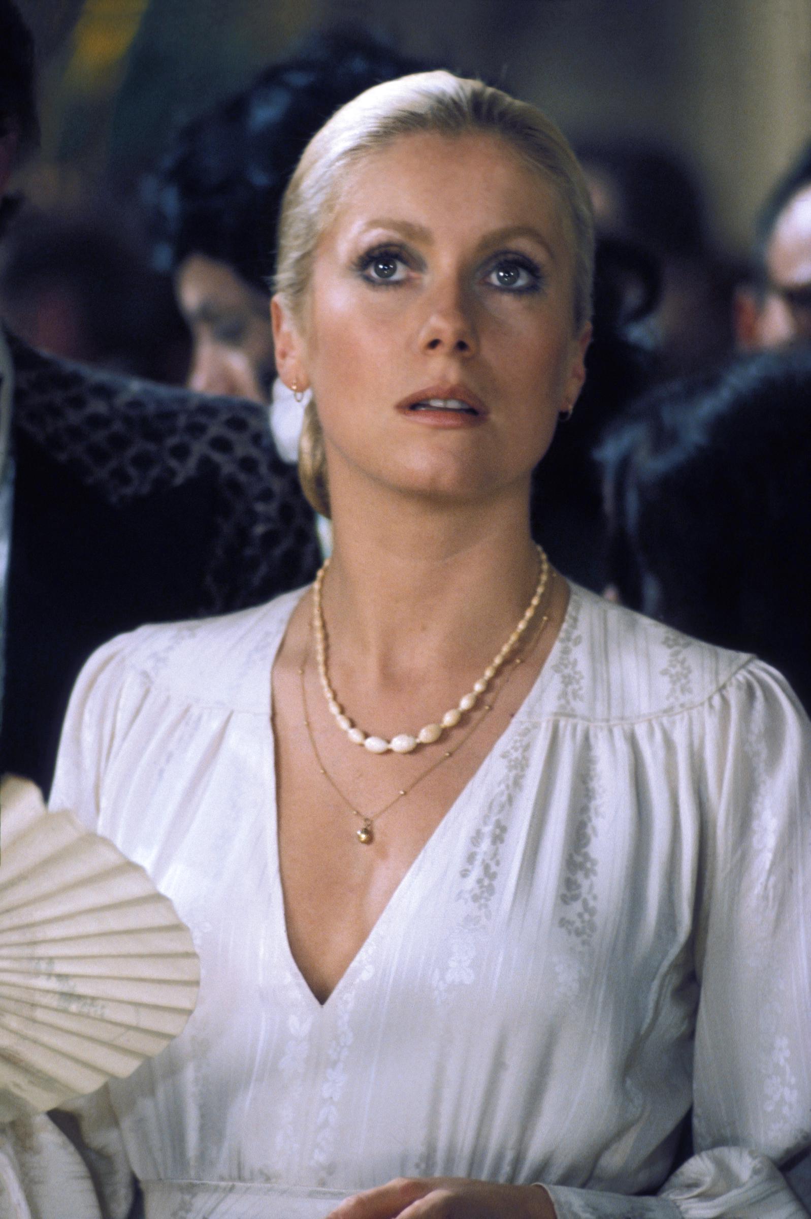 Catherine Deneuve rodando la película francesa "Le Sauvage" en 1975 en París, Francia. | Fuente: Getty Images