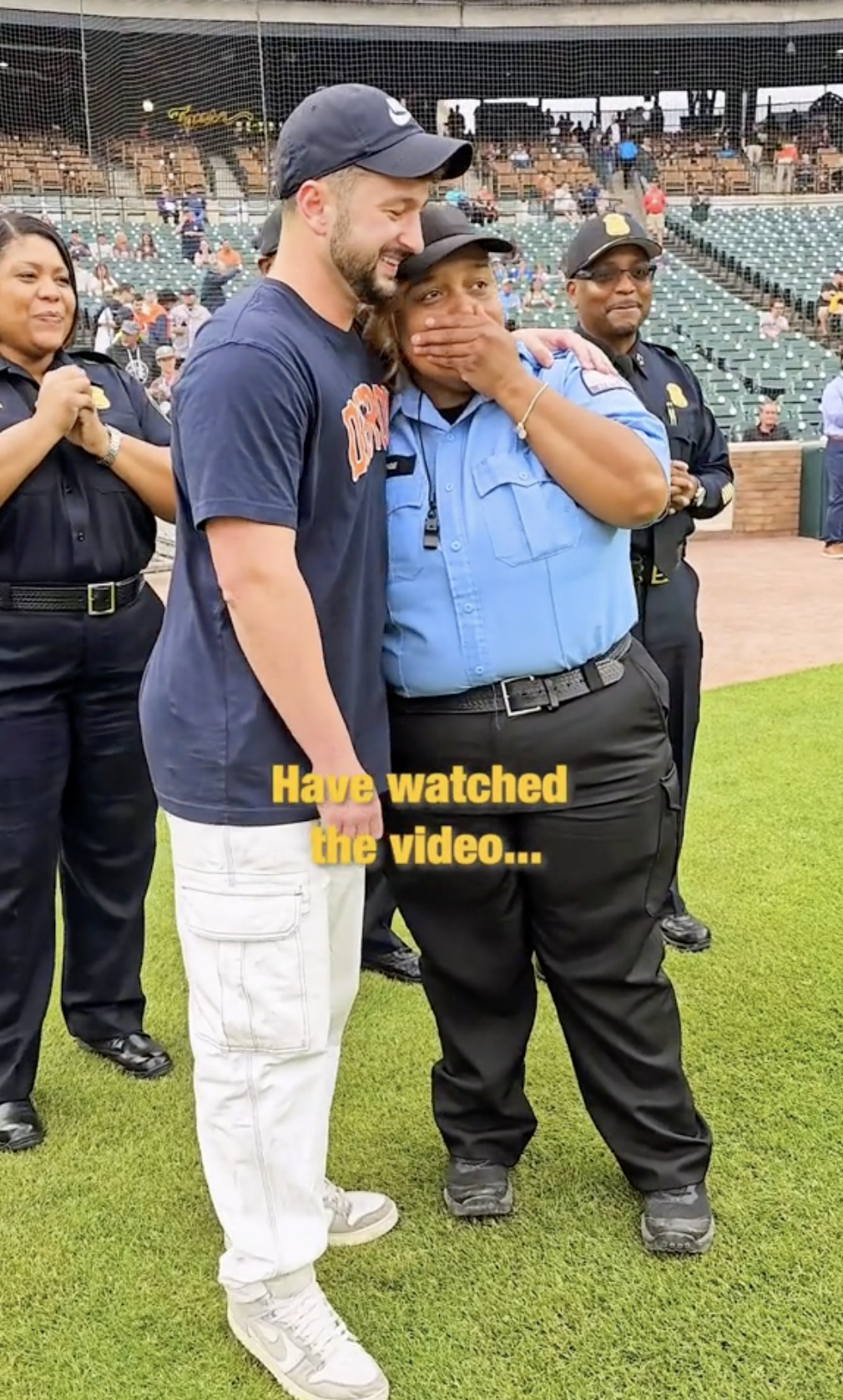 Linita Edge siendo sorprendida en un estadio de Detroit, Michigan, mientras Zachery Dereniowski la grababa para TikTok el 16 de mayo de 2023 | Foto: TikTok/mdmotivator