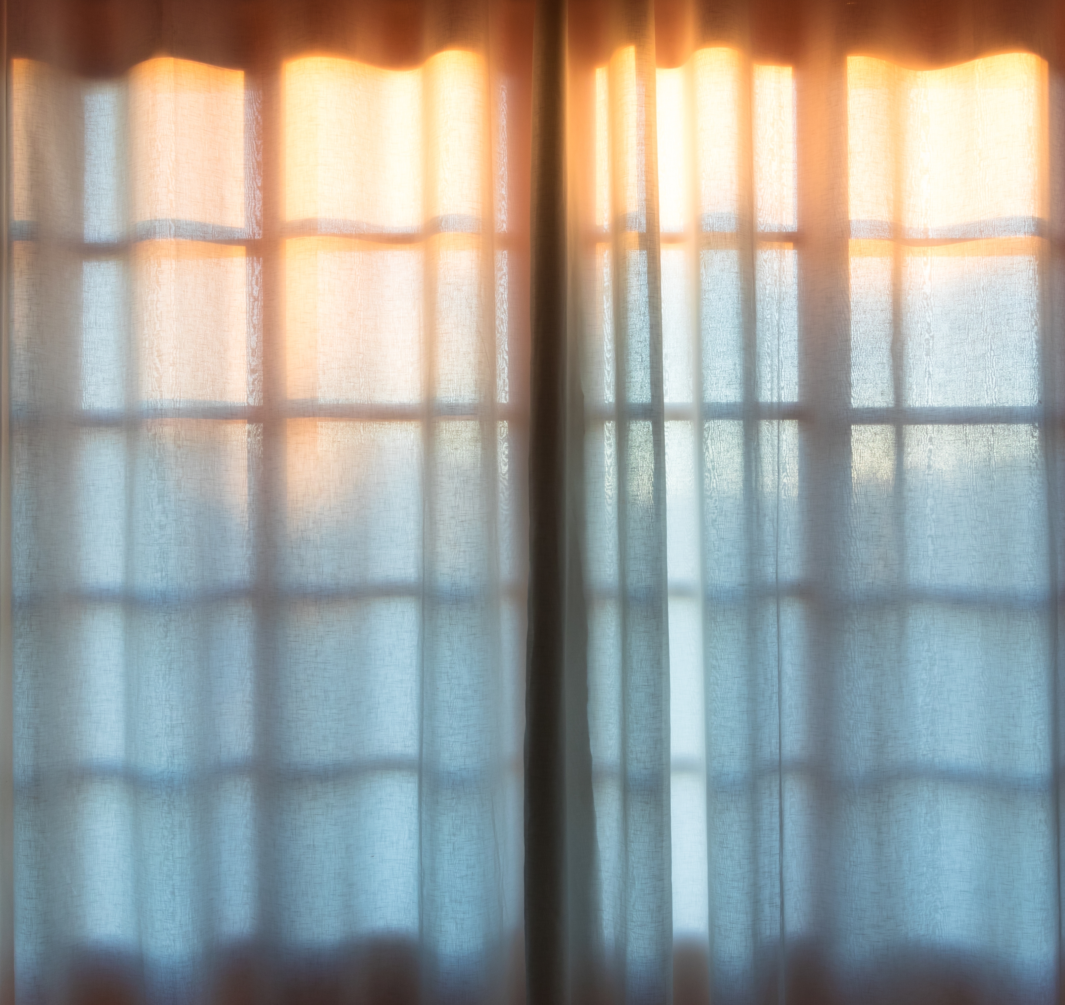 Puesta de sol tras una ventana | Fuente: Shutterstock