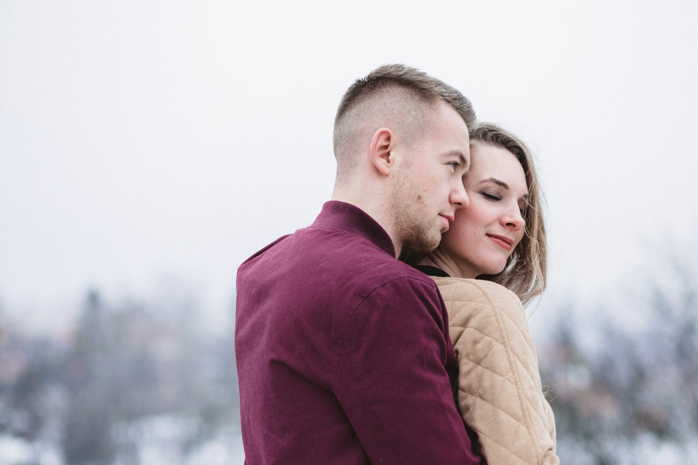 Una pareja romántica abrazándose | Fuente: Unsplash