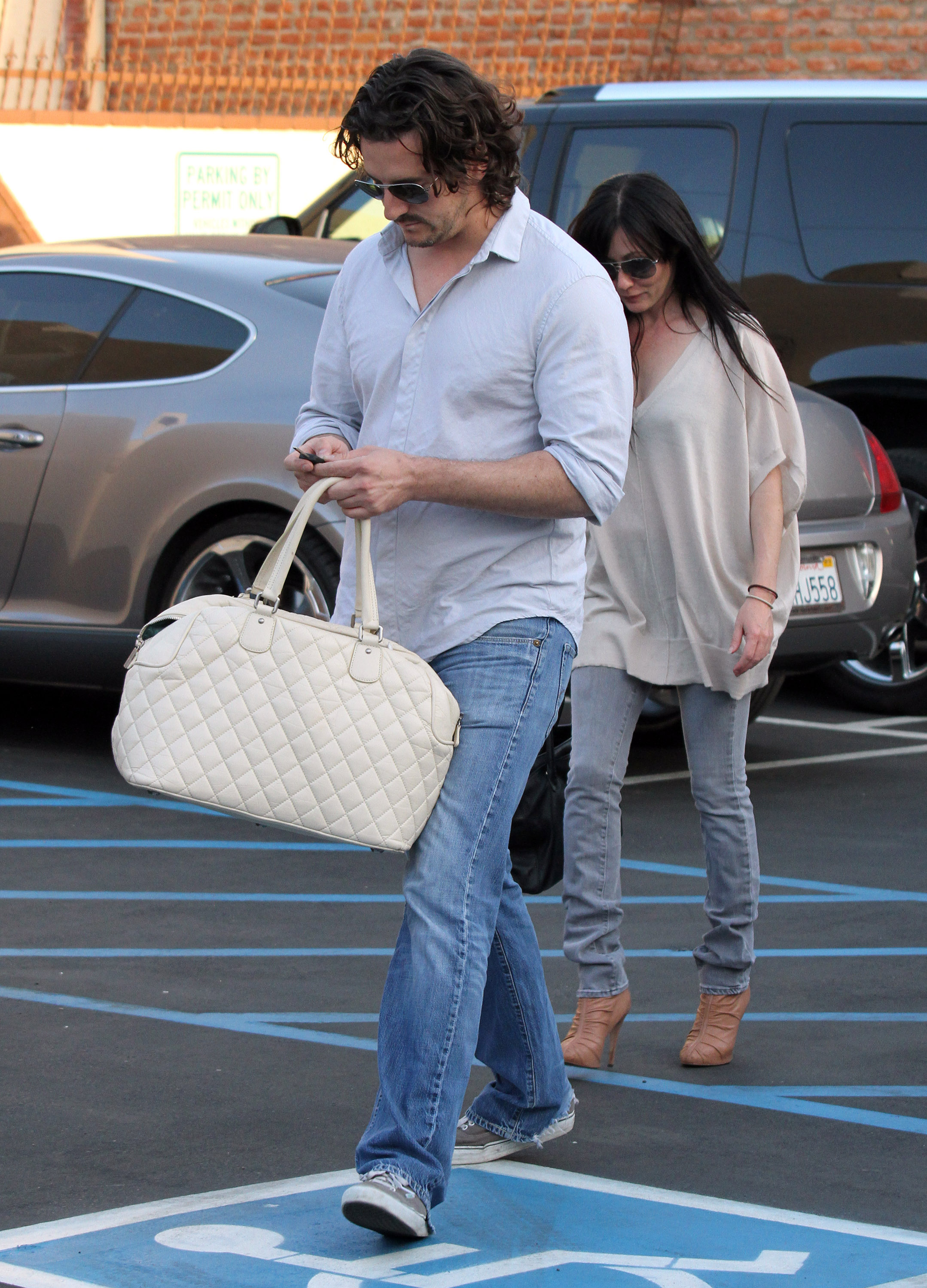 Kurt Iswarienko y Shannen Doherty vistos fuera en Los Ángeles, California, el 26 de marzo de 2010 | Fuente: Getty Images