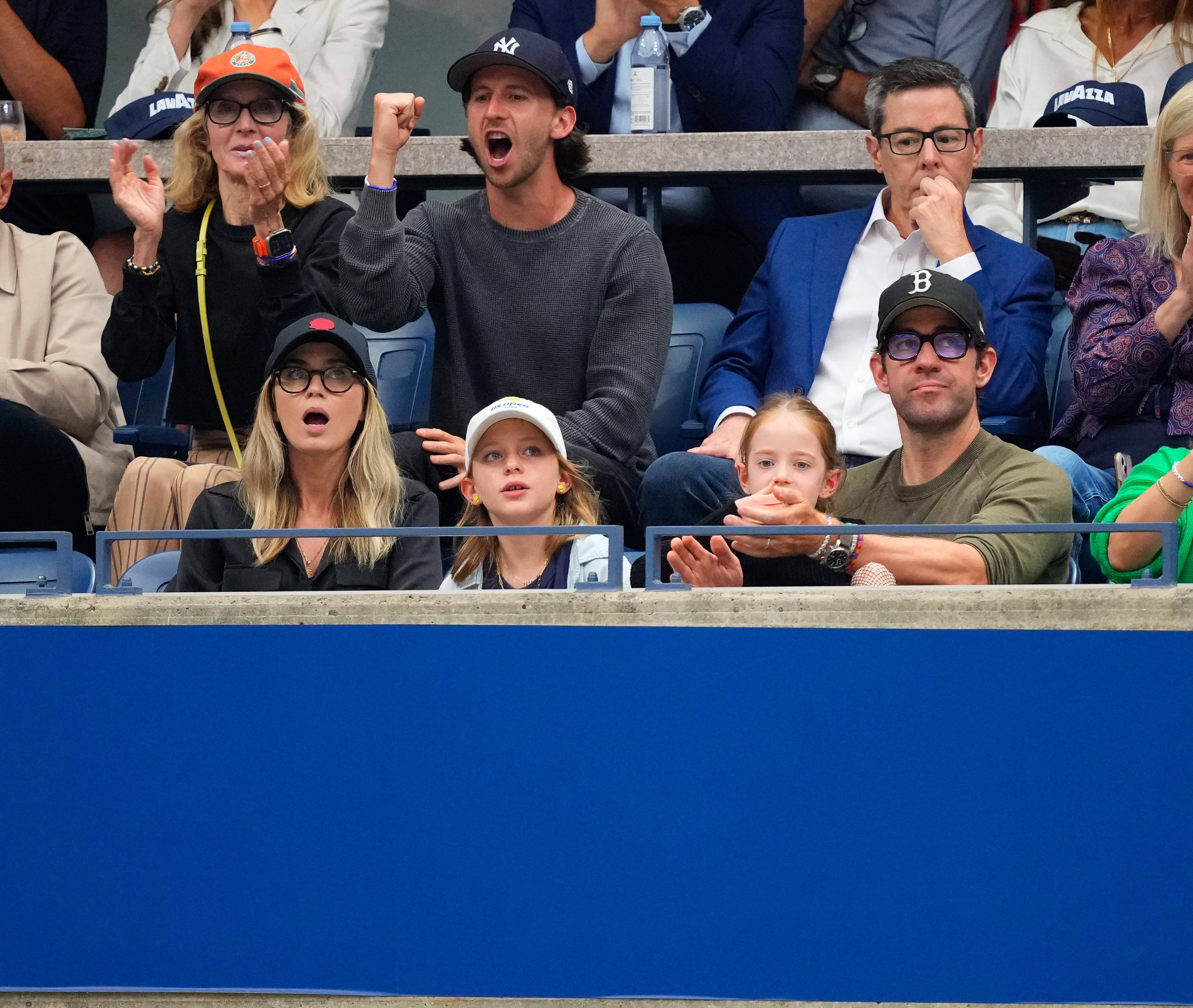 Emily Blunt, Hazel, Violet y John Krasinski durante la final femenina entre Sabalenka y Pegula en el US Open de Nueva York el 7 de septiembre de 2024 | Fuente: Getty Images