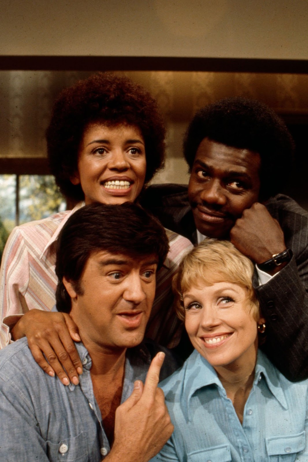 Janet MacLachlan, Harrison Page, Ron Masak y la actriz posando para una foto promocional de "Love Thy Neighbor" en 1973. | Fuente: Getty Images