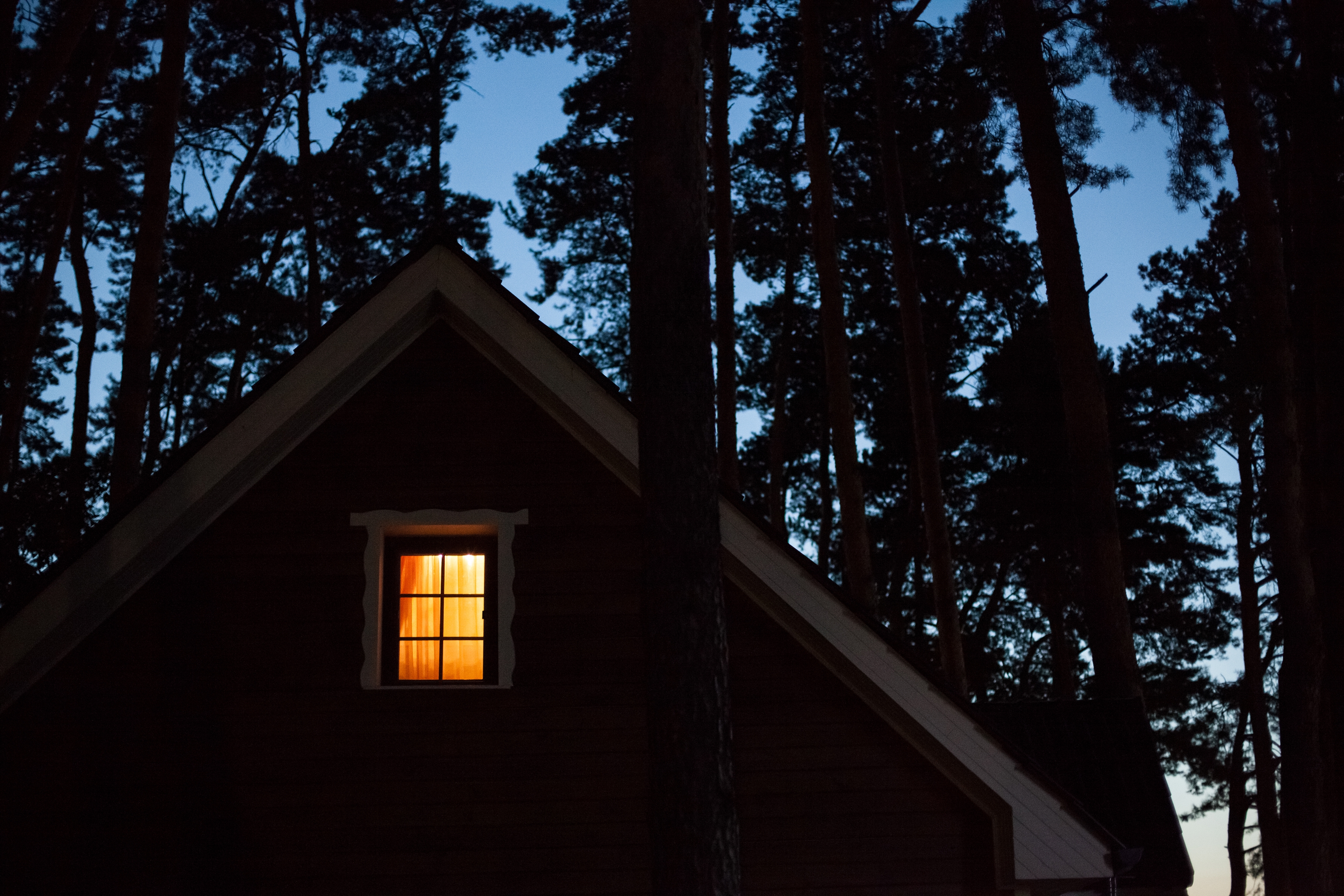 Luz cálida en la ventana | Fuente: Shutterstock