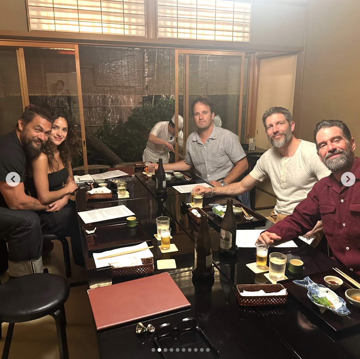 Adria Arjona y Jason Momoa aparecen en una foto en un restaurante con sus amigos, fechada el 20 de mayo de 2024 | Fuente: Instagram/prideofgypsies