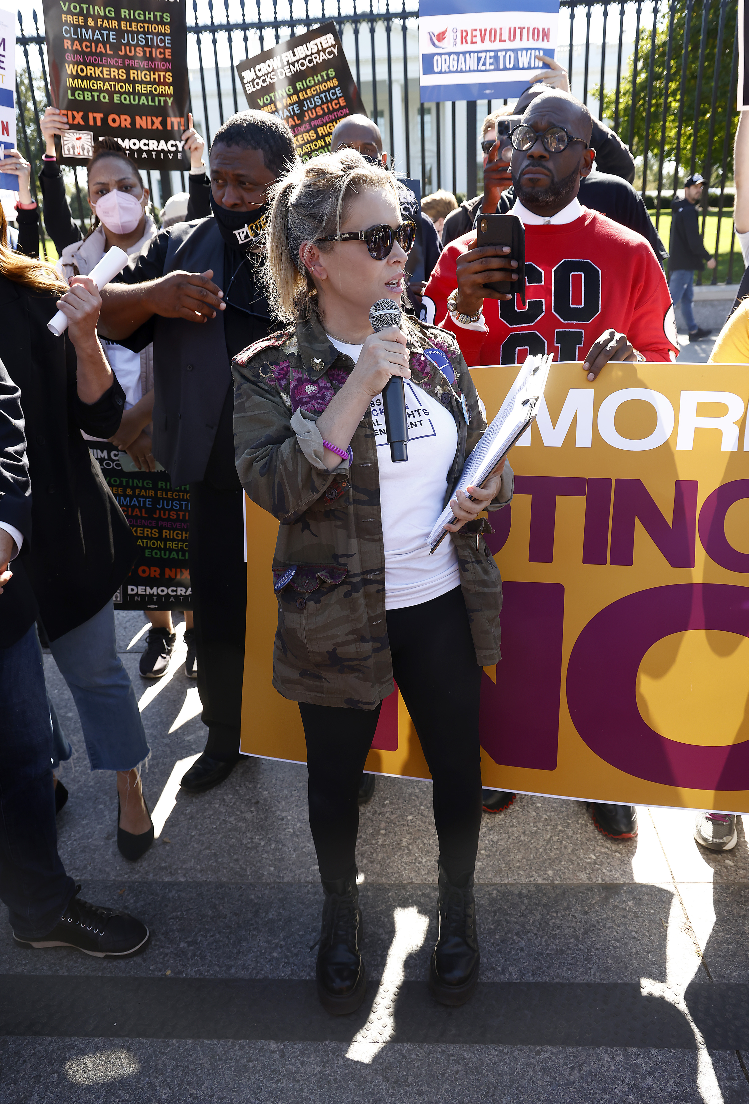 Alyssa Milano habla en la manifestación "No más excusas: Voting Rights Now" celebrada frente a la Casa Blanca en Washington, DC, el 19 de octubre de 2021. | Fuente: Getty Images