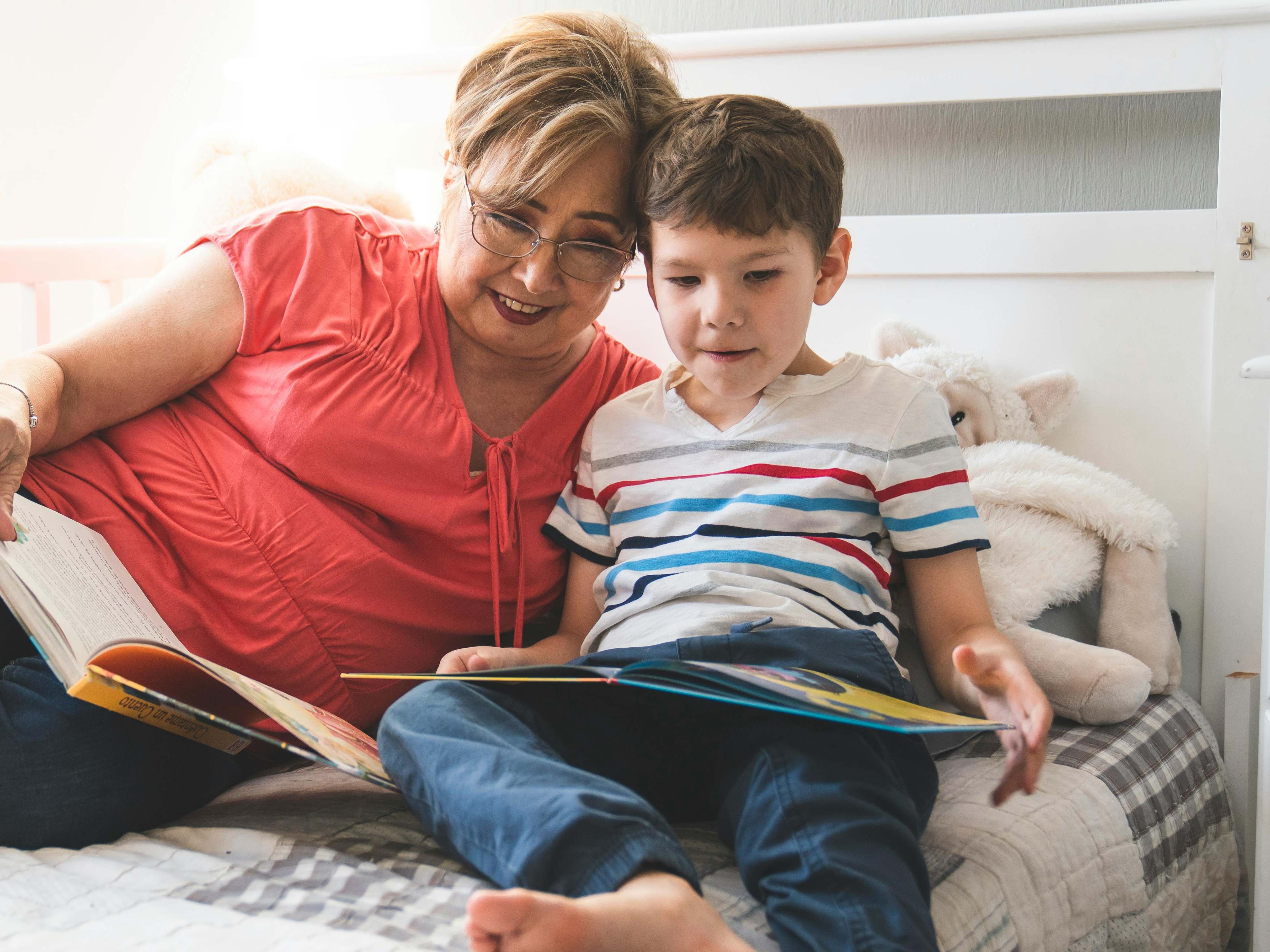 Una mujer y un niño disfrutando de un cuento antes de dormir | Fuente: Pexels