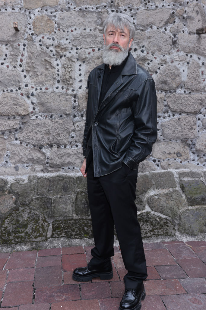 Miguel Pizarro asistiendo al photocall de la serie de terror "Reliquias Oscuras" de TelevisaUnivision en el Convento San Joaquín. | Foto: Getty Images