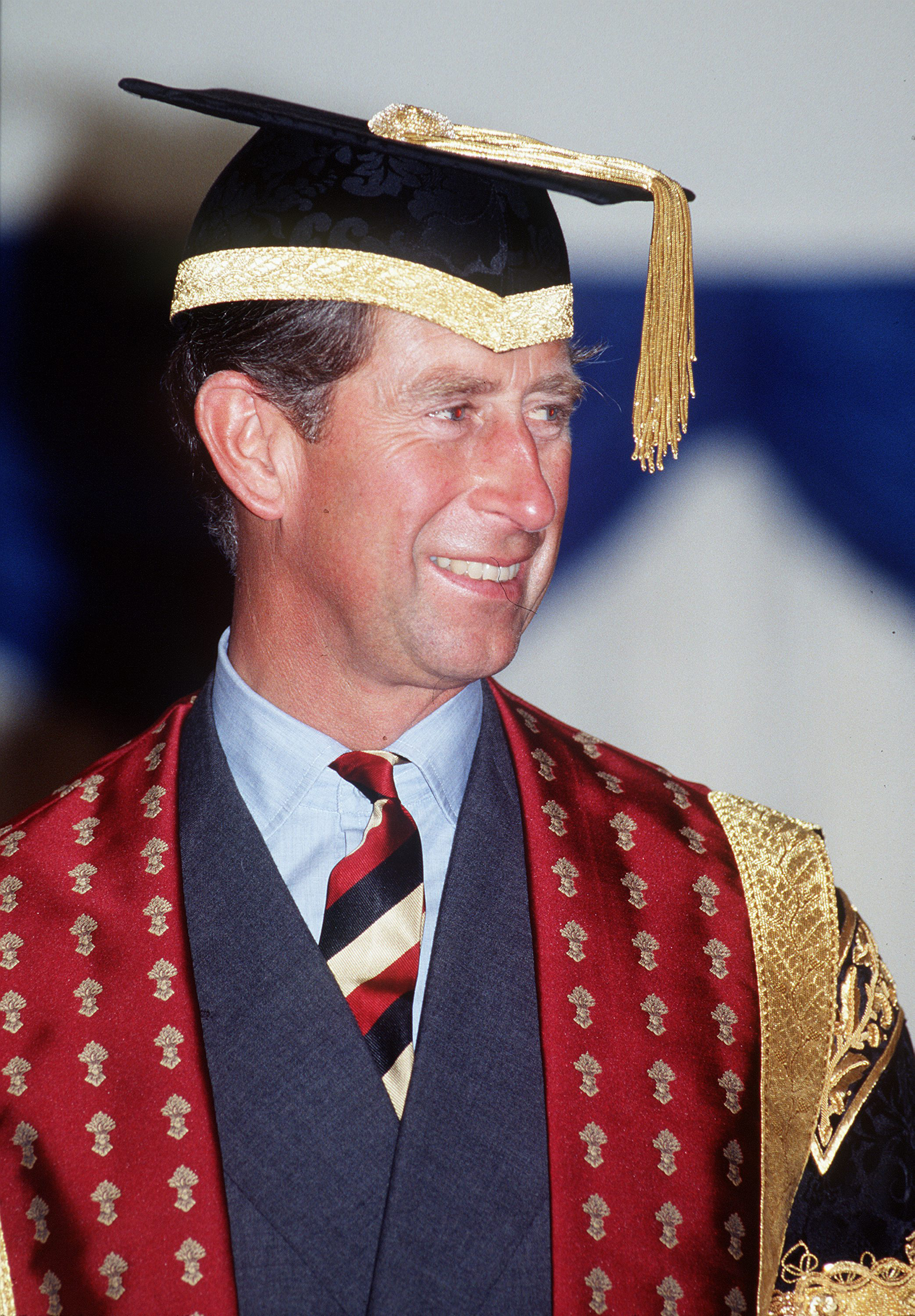 El Príncipe Charles, Príncipe de Gales, asiste a una ceremonia de graduación en el Royal Agricultural College de Cirencester, Inglaterra, el 7 de octubre de 1995. | Foto: Getty Images
