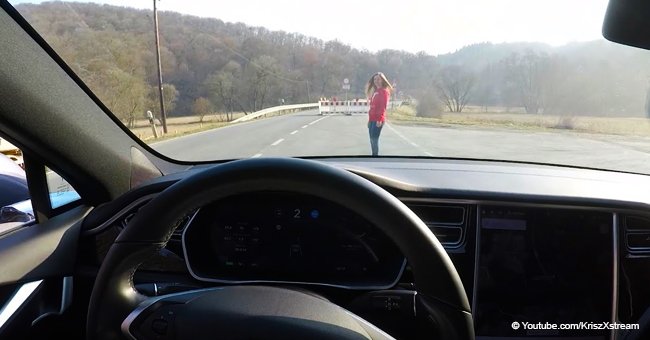 Hombre intenta golpear a su esposa probando el autopiloto de su vehículo y graba el resultado