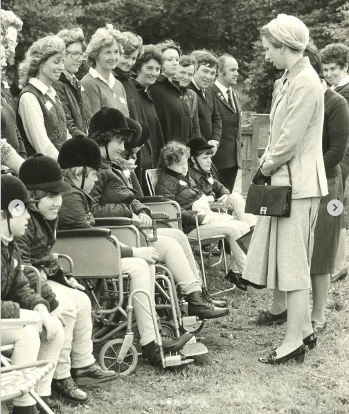 Una foto que muestra la dedicación de la princesa Anne al apoyar a organizaciones benéficas | Fuente: Instagram/theroyalfamily/