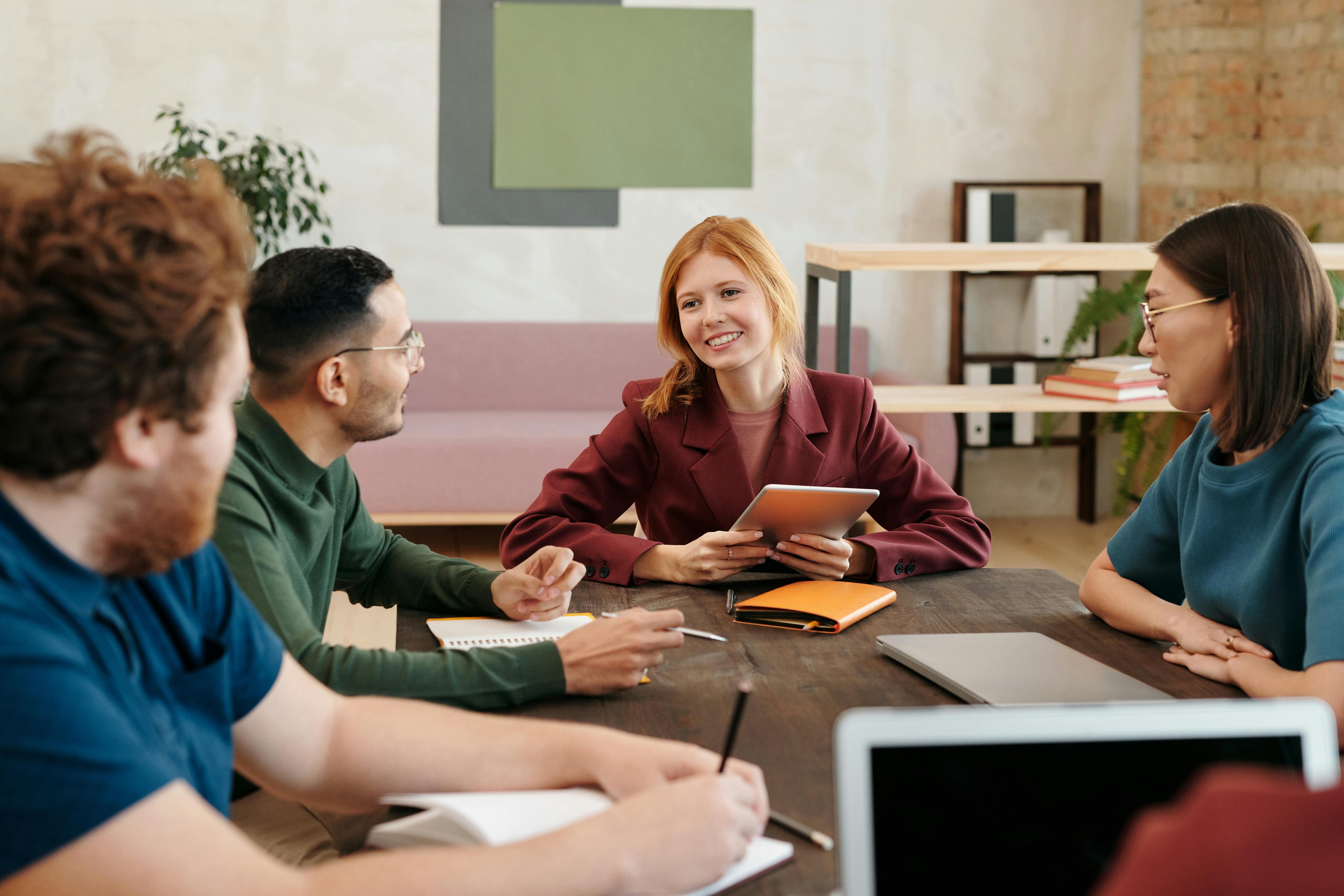 Compañeros de trabajo alrededor de una mesa | Fuente: Pexels