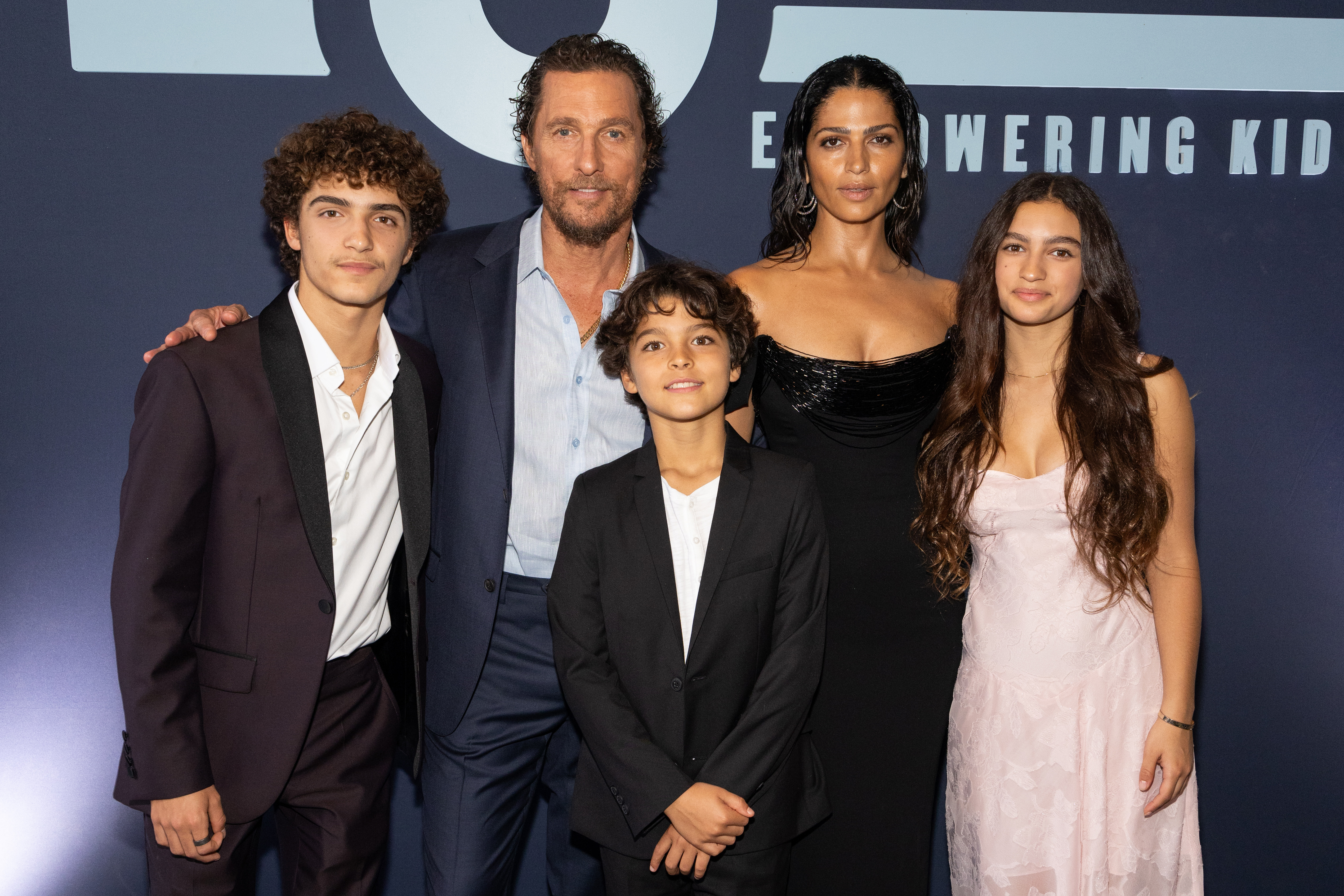 Levi, Matthew, Livingston, Camila Alves y Vida McConaughey asisten a la 12ª Gala Anual Mack, Jack & McConaughey en ACL Live en Austin, Texas, el 25 de abril de 2024 | Fuente: Getty Images