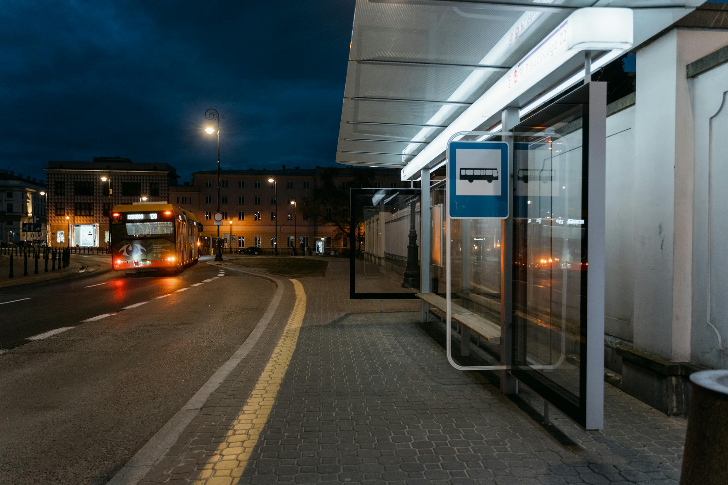 Una parada de autobús de noche | Fuente: Pexels