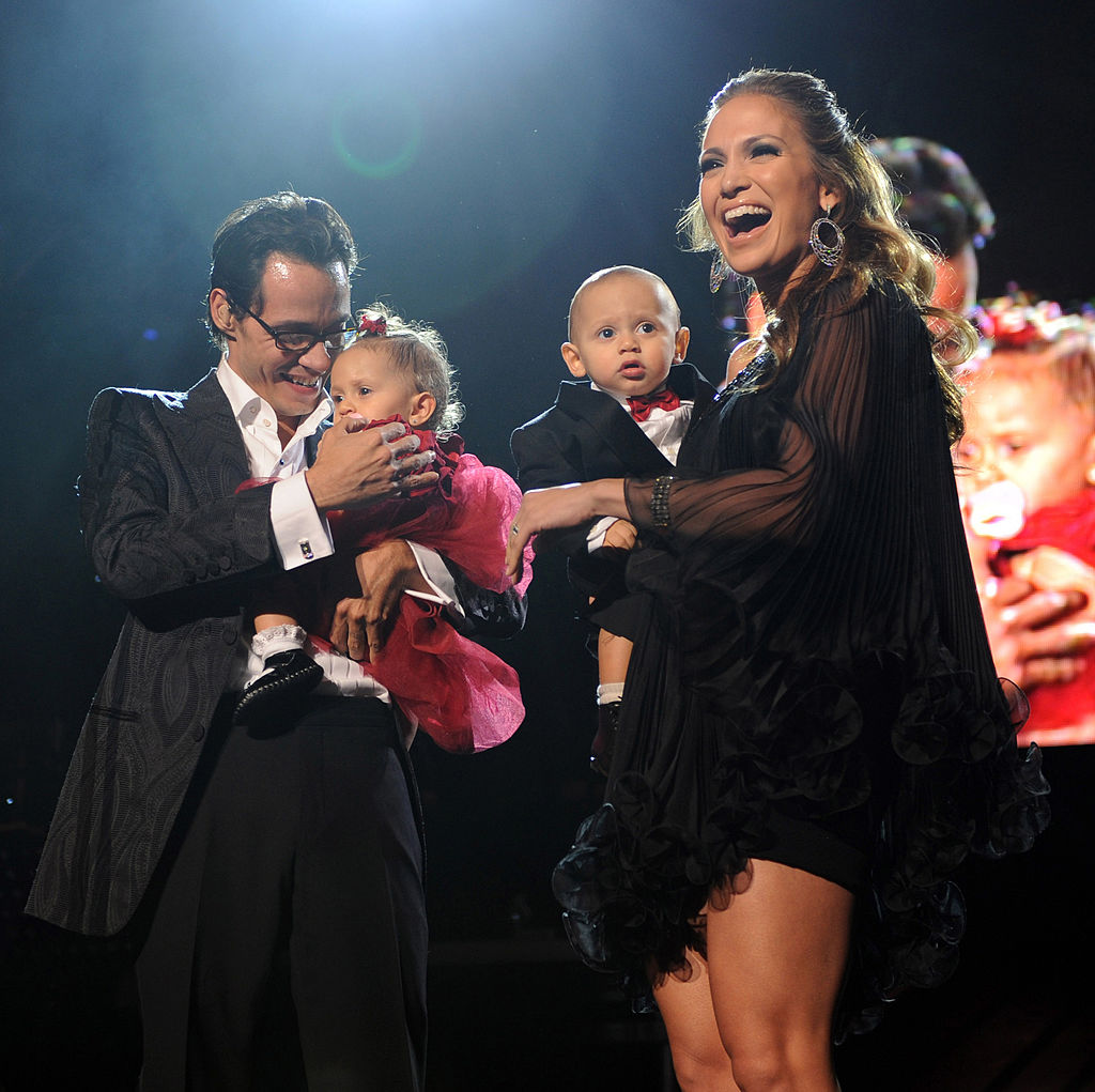 Marc Anthony, Jennifer Lopez y sus hijos Max y Emme el 14 de febrero de 2009 en Nueva York | Foto: Getty Images
