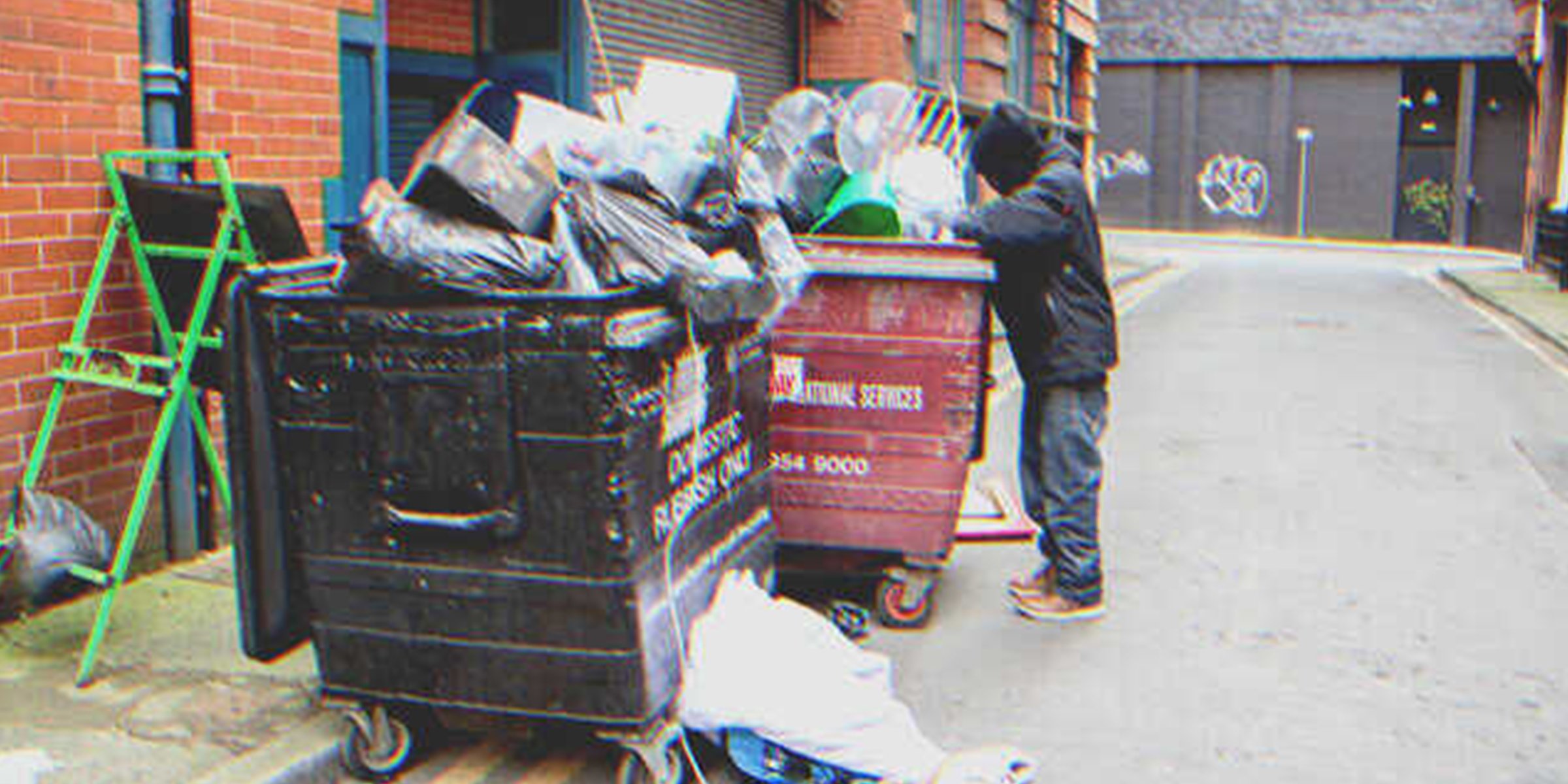 Un hombre revolviendo la basura | Foto: Shutterstock