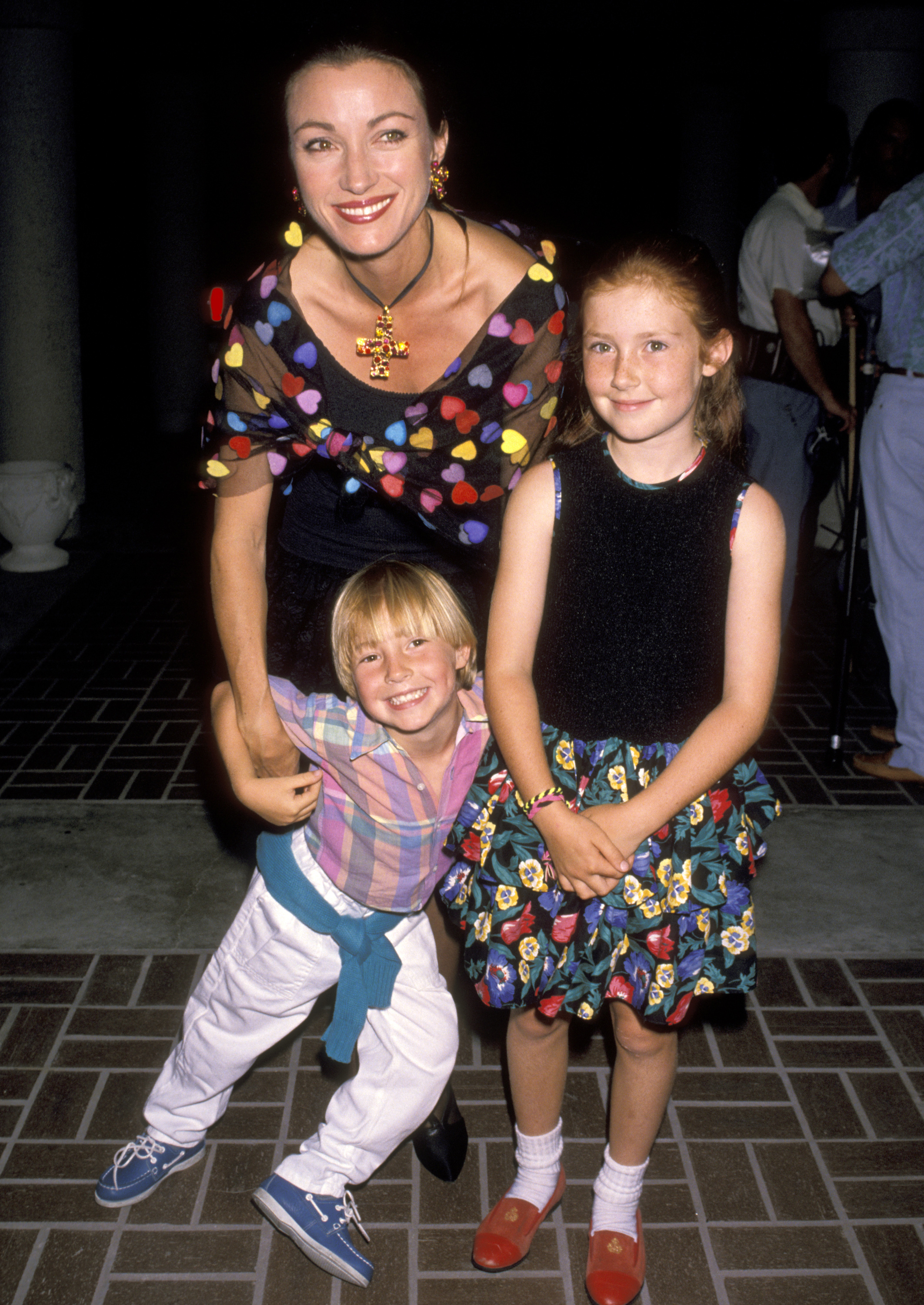 Jane Seymour fotografiada con su hijo Sean Flynn y su hija Katherine Flynn en una fiesta el 6 de junio de 1990. | Fuente: Getty Images