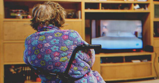 Una mujer mayor mirando televisión | Foto: Getty Images