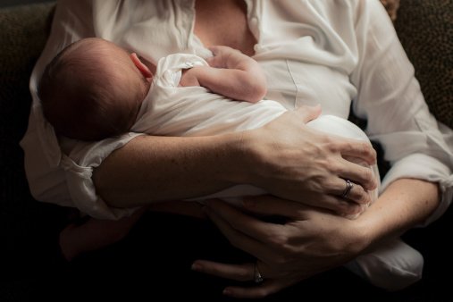 Madre sostiene a bebé | Fuente: Getty Images