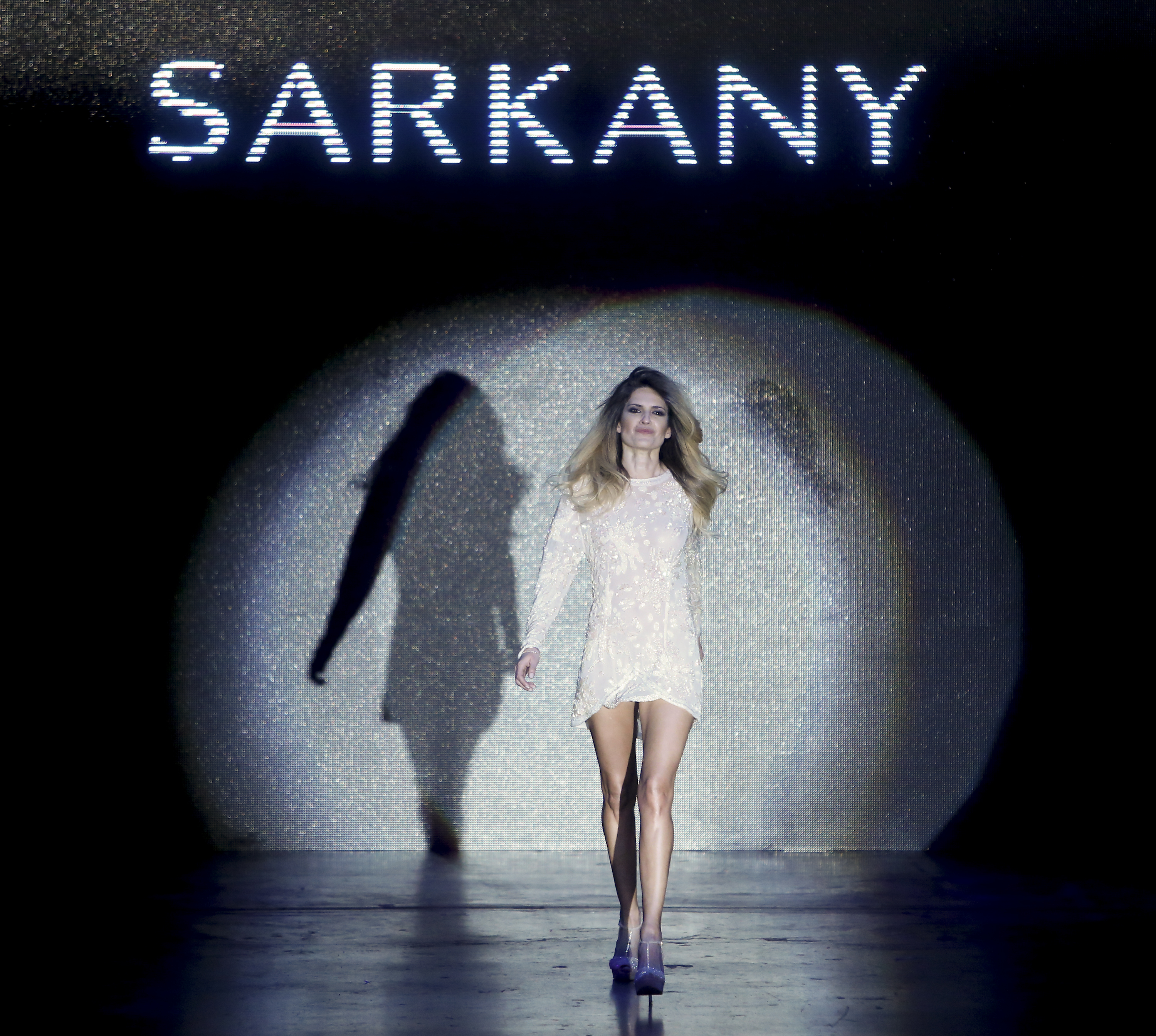 La actriz Isabel Macedo desfila durante el evento de Sarkany en la Semana de la Moda de Buenos Aires (temporada Primavera/Verano 2015), en el Predio Ferial La Rural, el 15 de agosto de 2014 en Buenos Aires, Argentina. | Fuente: Getty Images