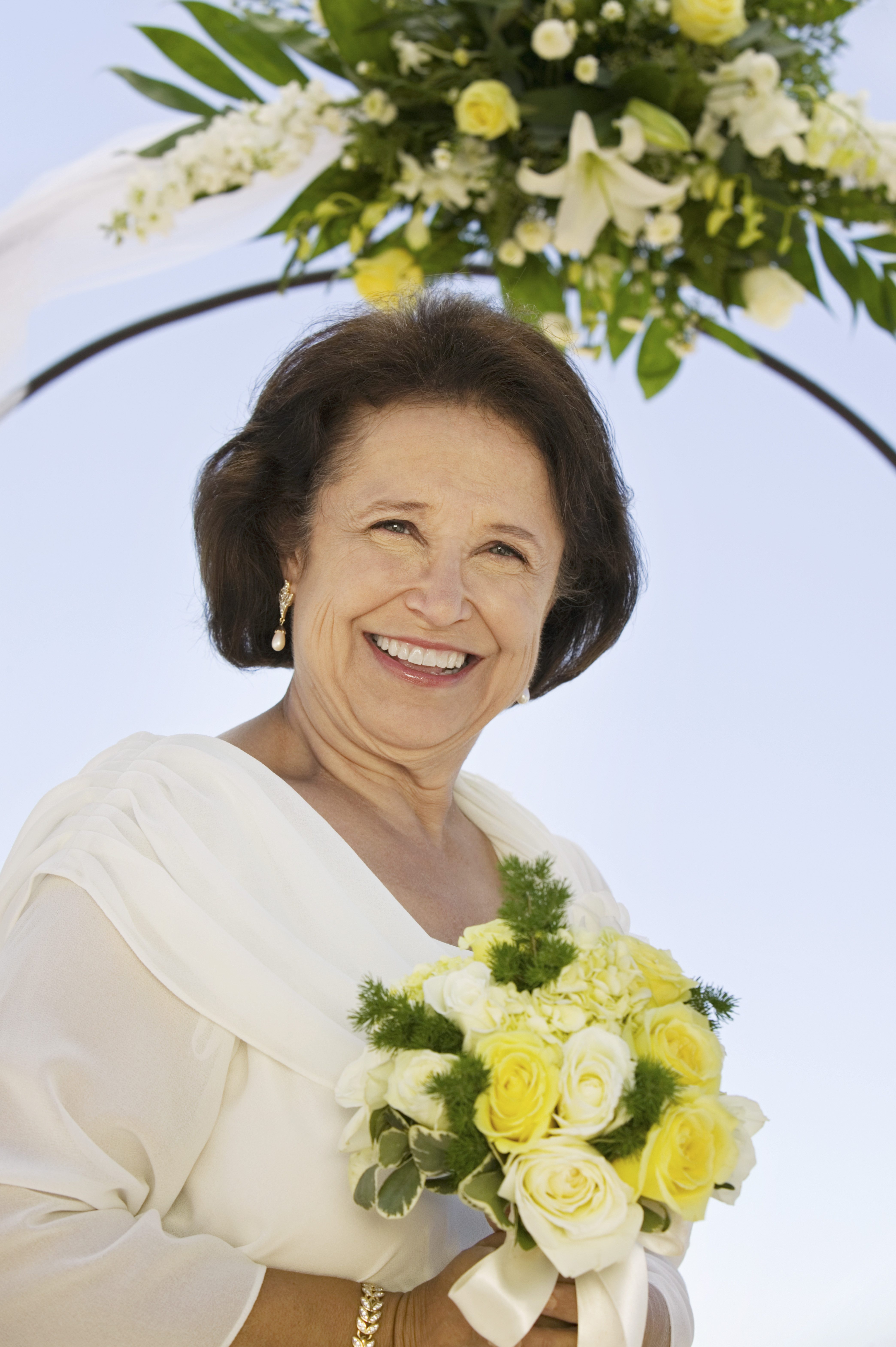 Una anciana con un ramo en la mano | Fuente: Shutterstock