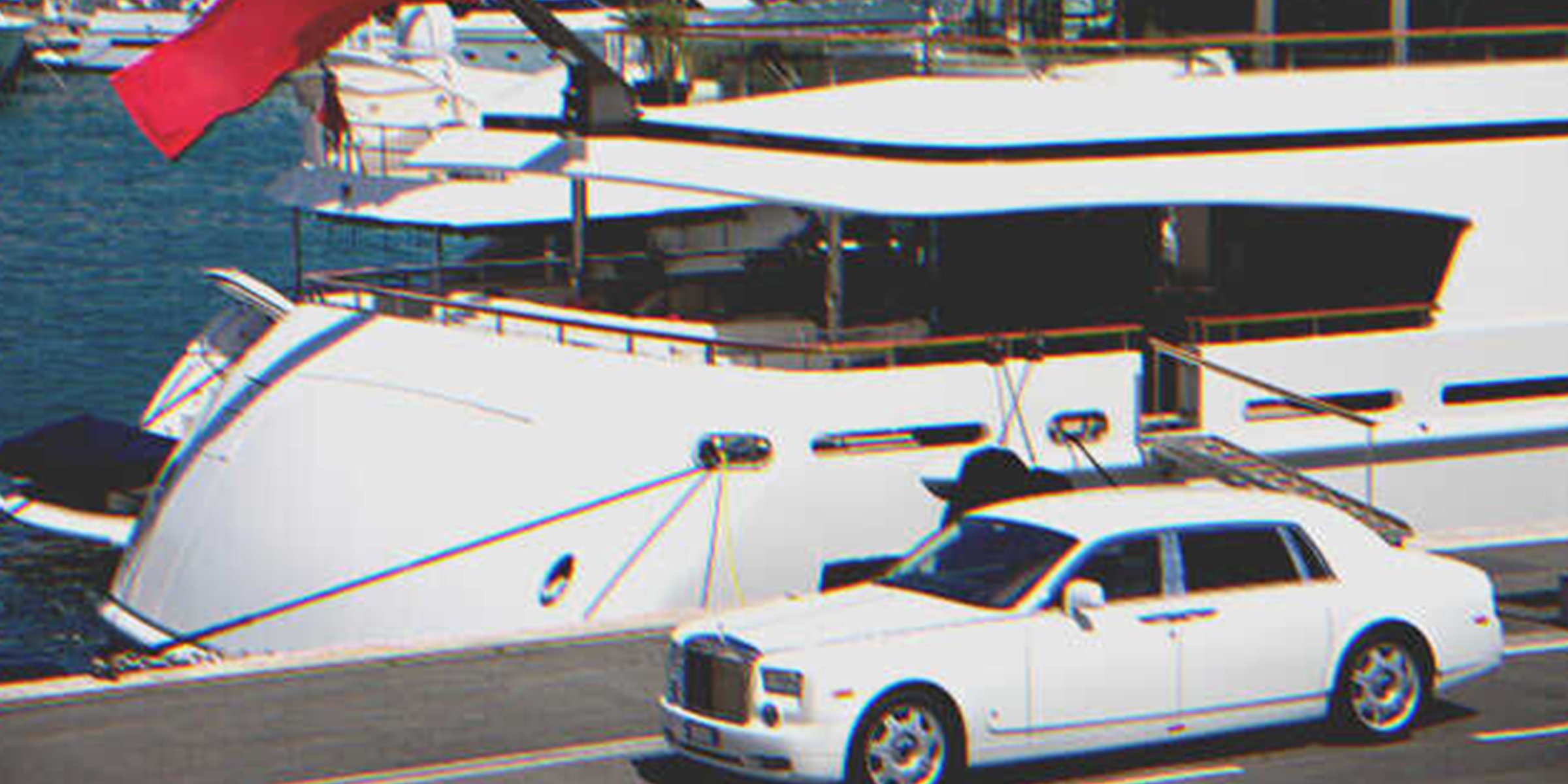 Un auto de lujo al lado de un barco | Foto: Shutterstock