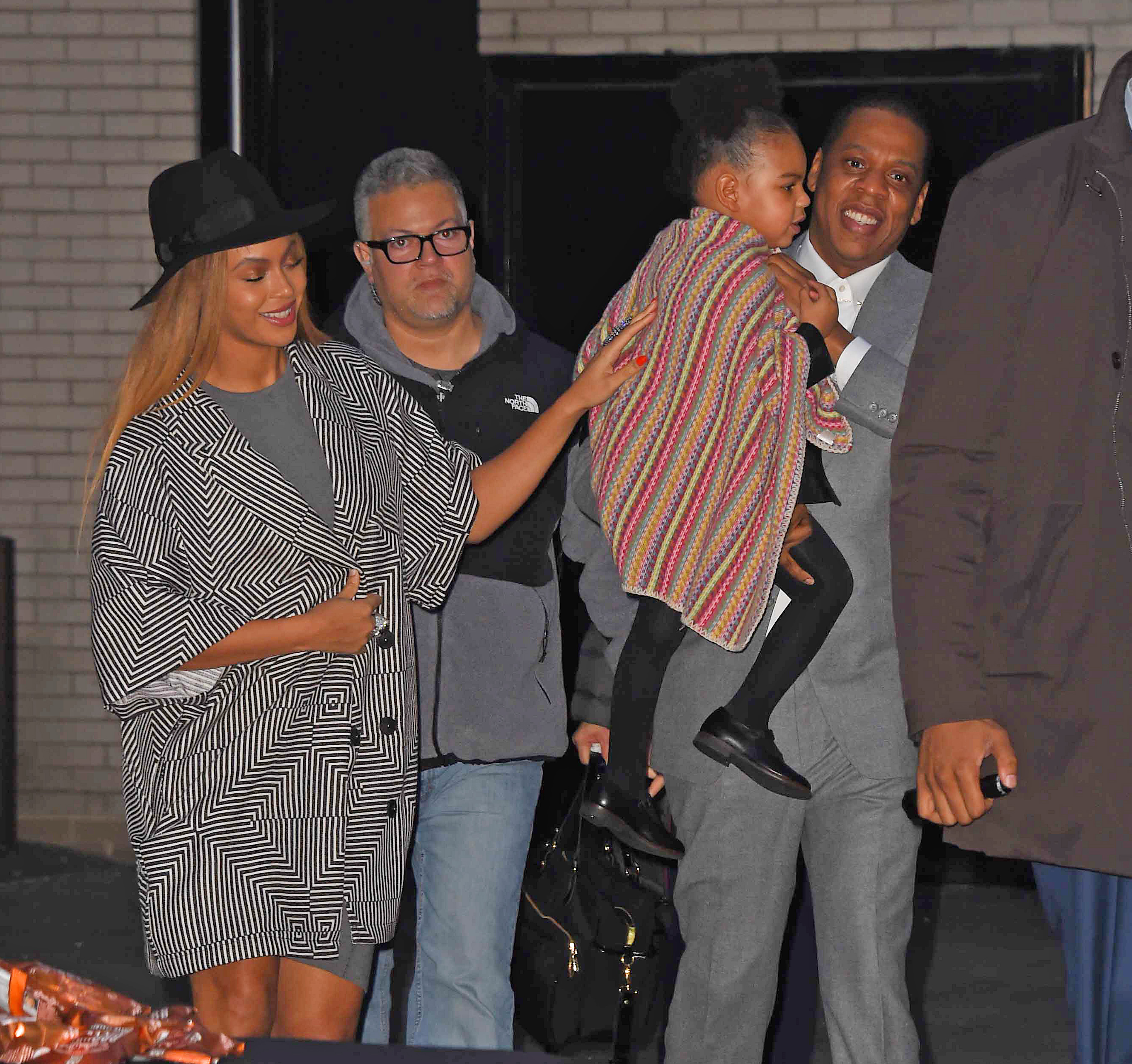 Beyonce Knowles, Jay-Z y Blue Ivy Carter vistos el 7 de diciembre de 2014, en Nueva York. | Fuente: Getty Images