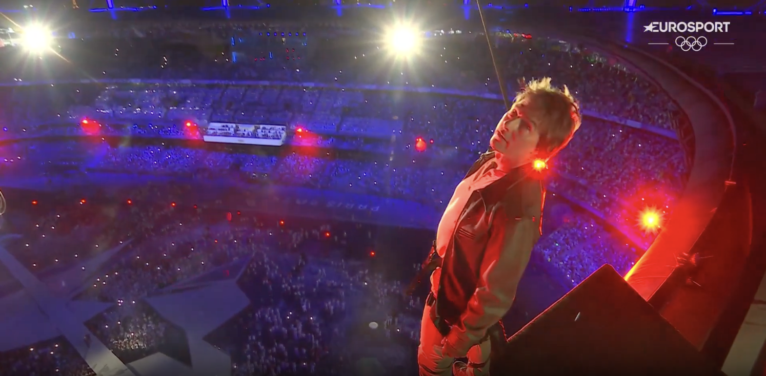 Tom Cruise preparándose para saltar desde el tejado del estadio durante la ceremonia de clausura de los Juegos Olímpicos de París, publicada el 12 de agosto de 2024 | Fuente: YouTube/Eurosport