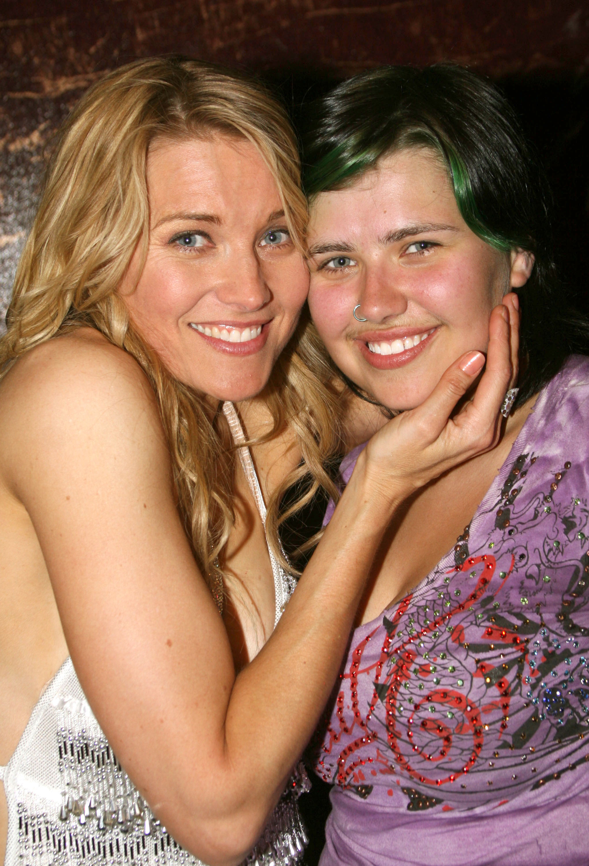 Lucy Lawless y Daisy Lawless asisten a un concierto en The Roxy en West Hollywood, California, el 14 de enero de 2007 | Fuente: Getty Images