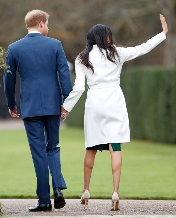 El príncipe Harry y Meghan Markle asisten a una sesión de fotos oficial para anunciar su compromiso en The Sunken Gardens, Kensington Palace el 27 de noviembre de 2017. | Foto: Getty Images