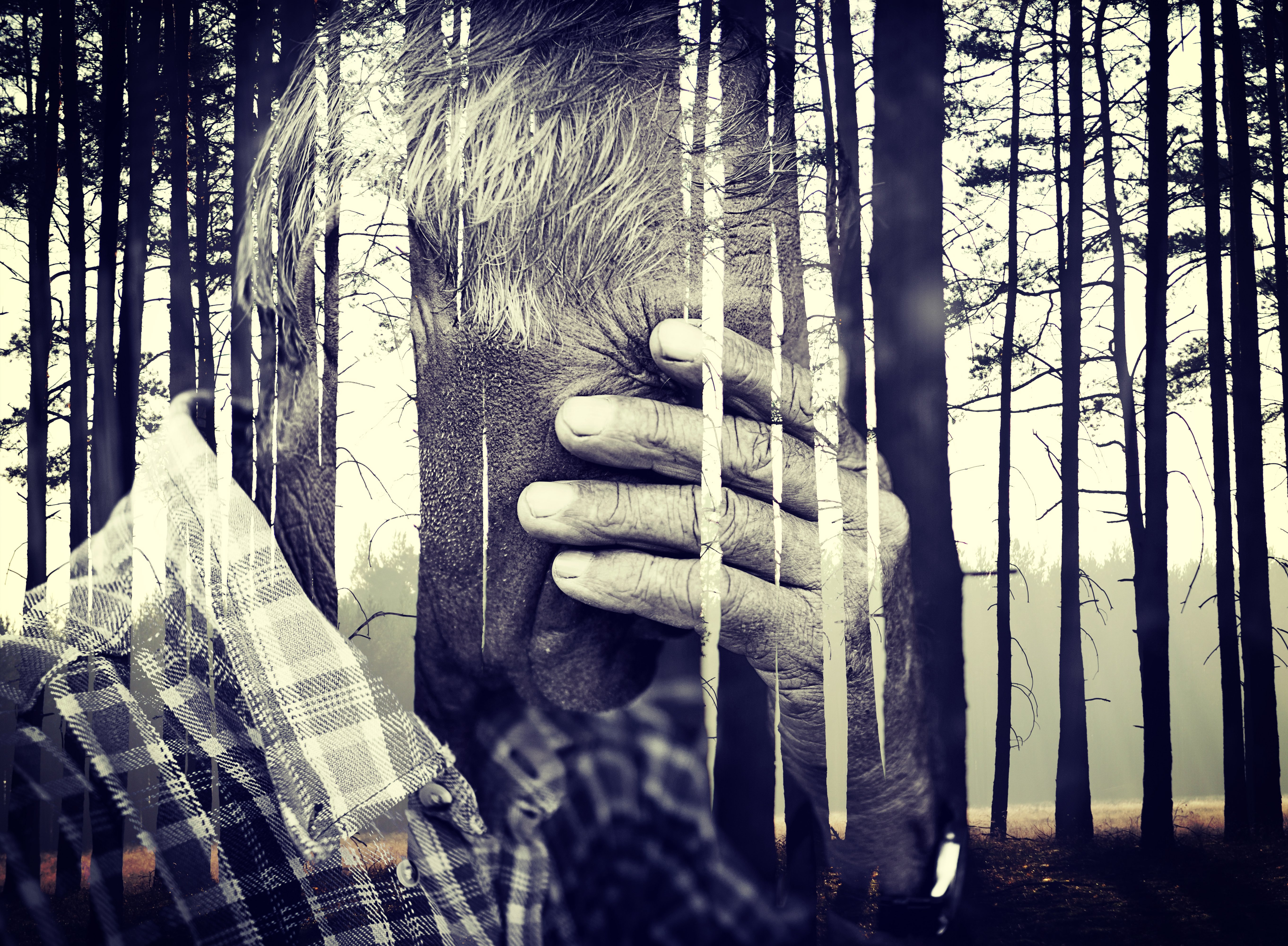 Hombre mayor cubre su rostro por tristeza || Fuente: Shutterstock