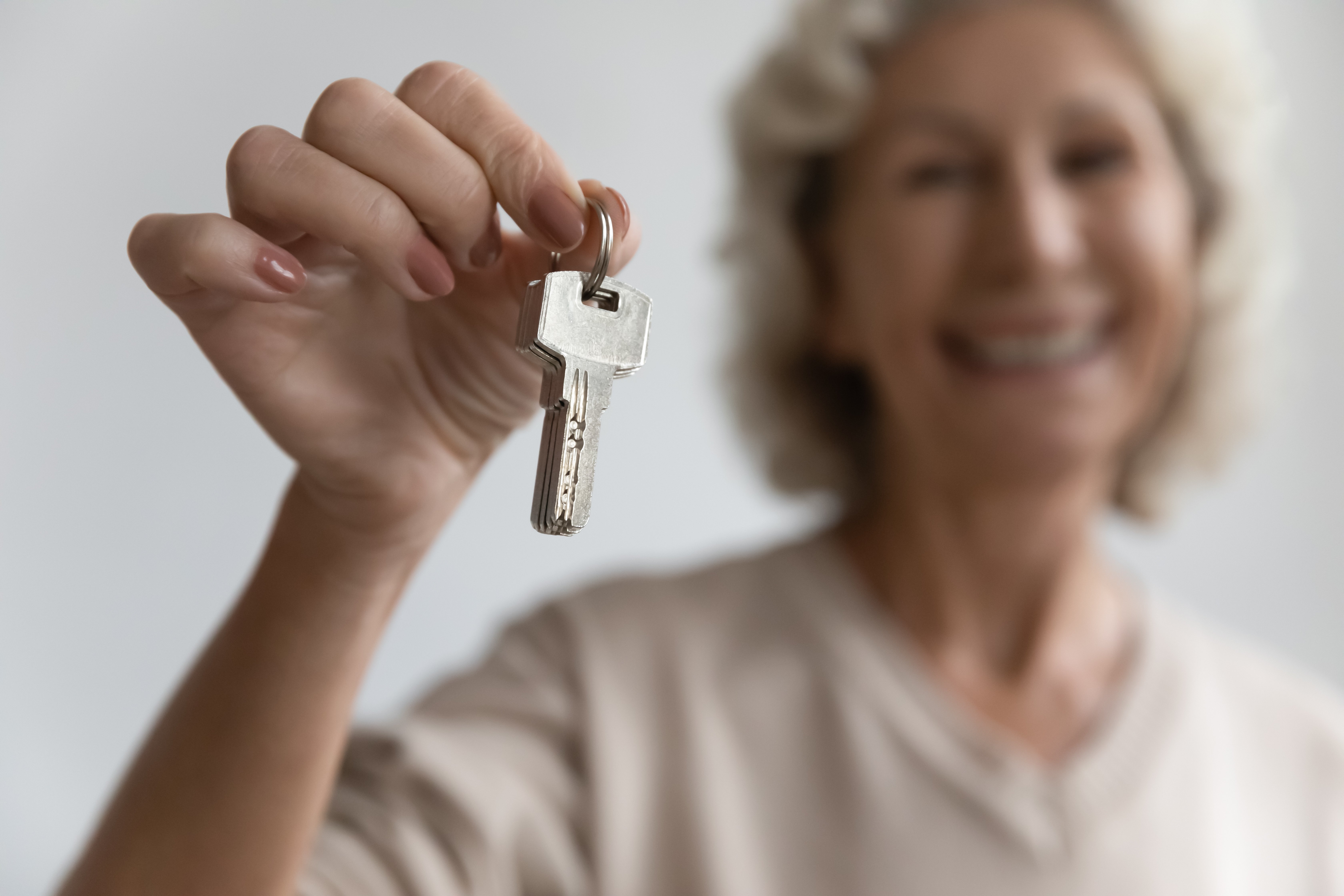 Anciana con llaves en mano. | Foto: Shutterstock
