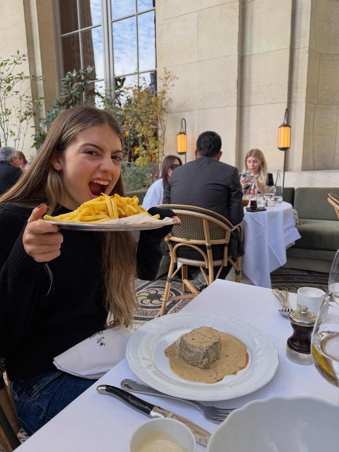 Juliana Awada mostró a su hija Antonia durante su recorrido por diferentes lugares de París | Fuente: Instagram/juliana.awada