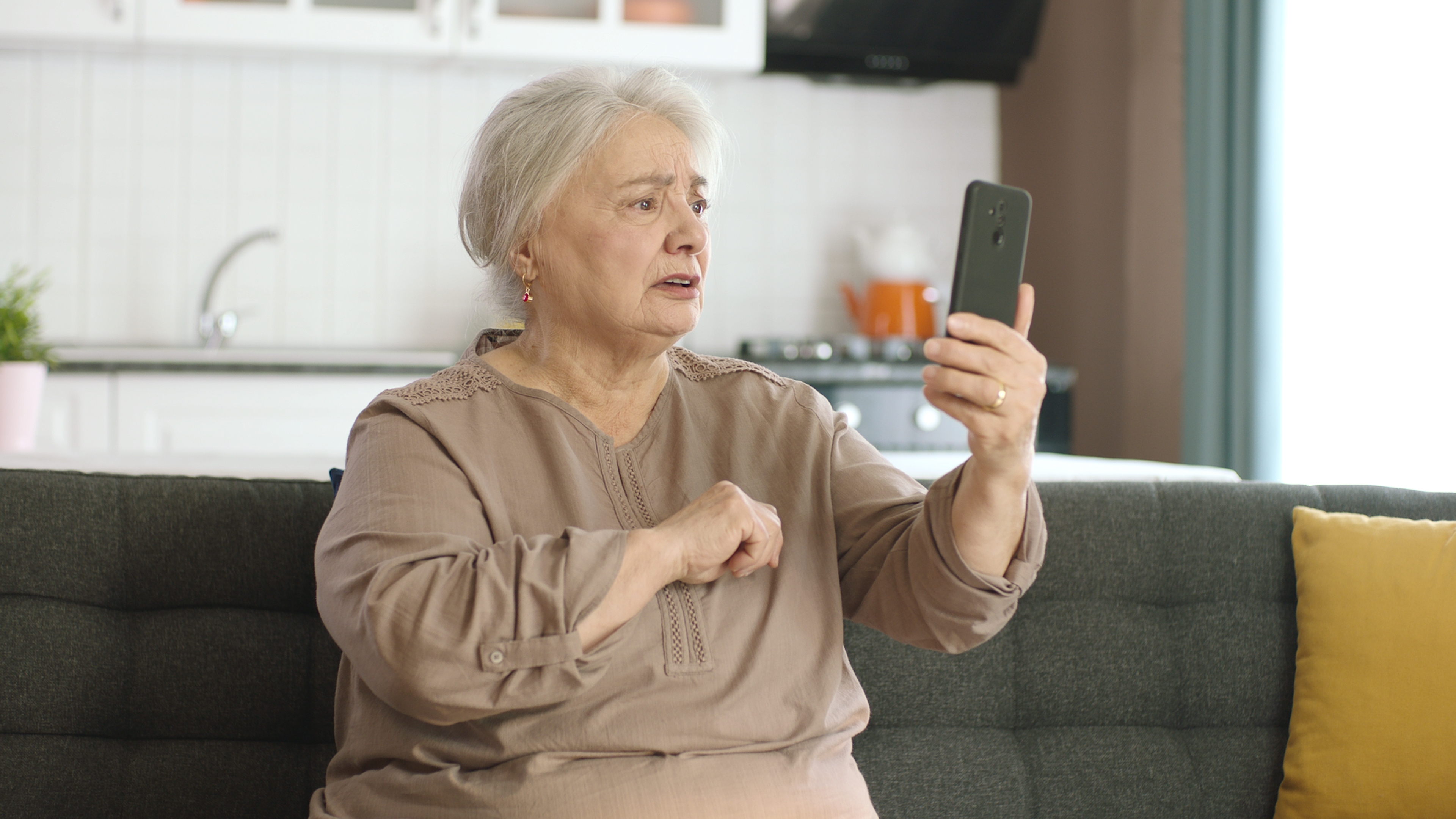 Mujer mayor enfadada al mirar su teléfono | Fuente: