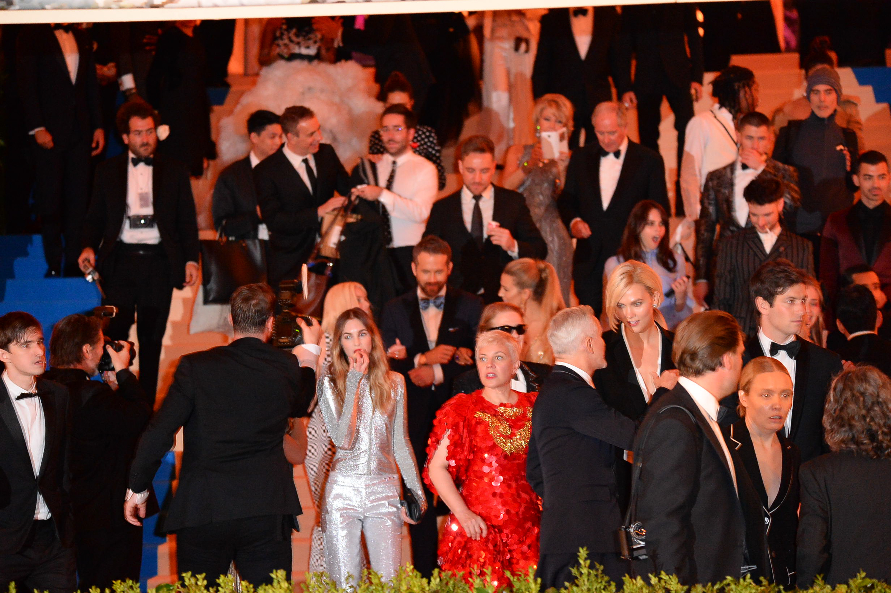 Vista de los invitados saliendo de la Met Gala el 1 de mayo de 2017, en Nueva York | Fuente: Getty Images