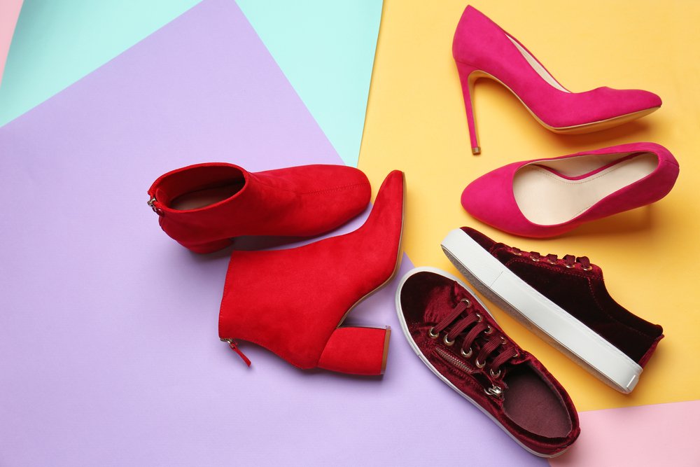 Zapatos femeninos con fondo de color. | Foto: Shutterstock