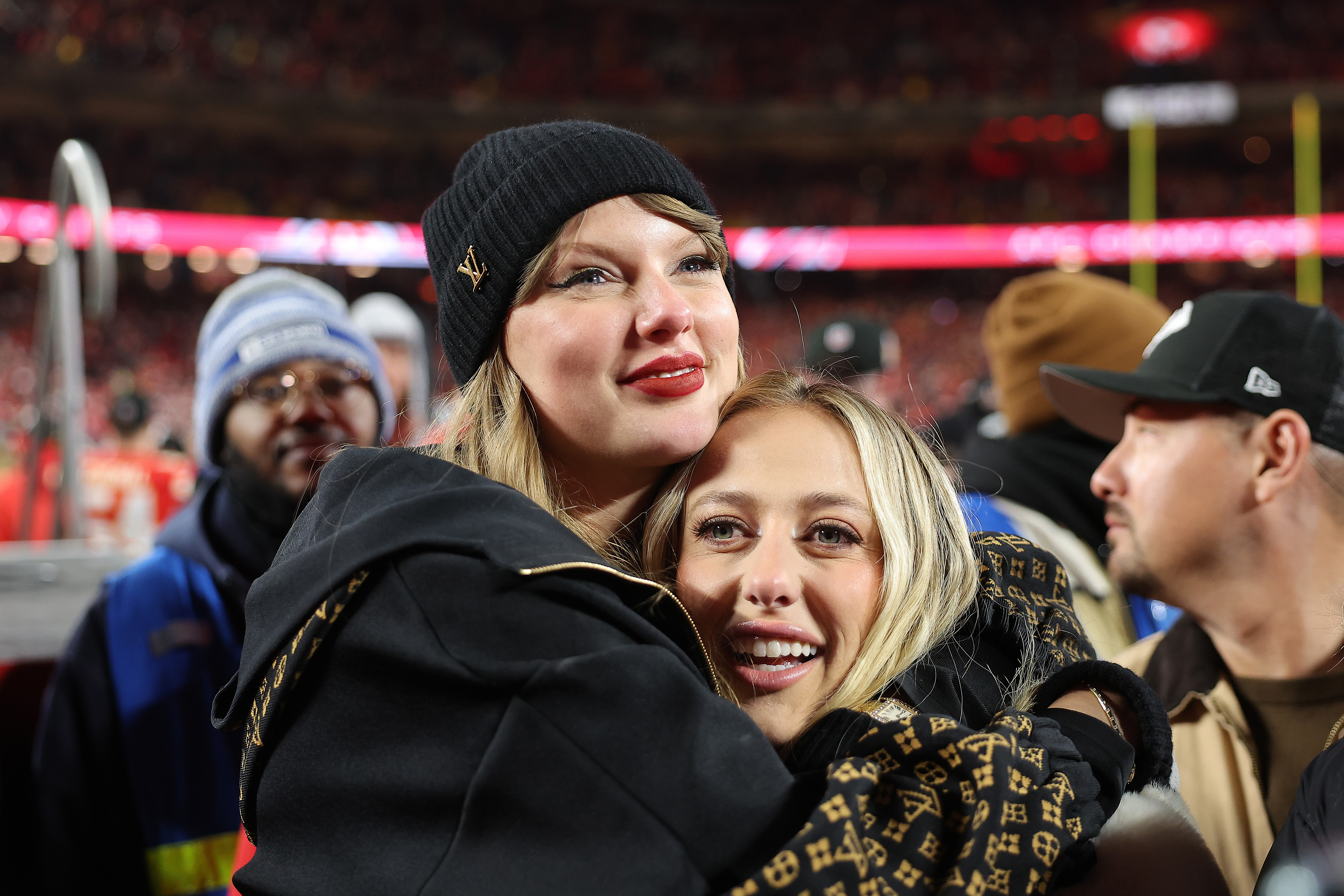 Taylor Swift y Brittany Mahomes durante el Partido por el Campeonato de la AFC en el GEHA Field del Estadio Arrowhead el 26 de enero de 2025, en Kansas City, Missouri. | Fuente: Getty Images