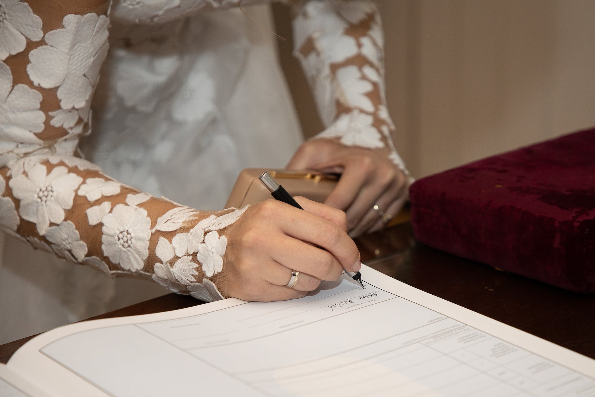 Una novia firmando un documento | Fuente: Pexels