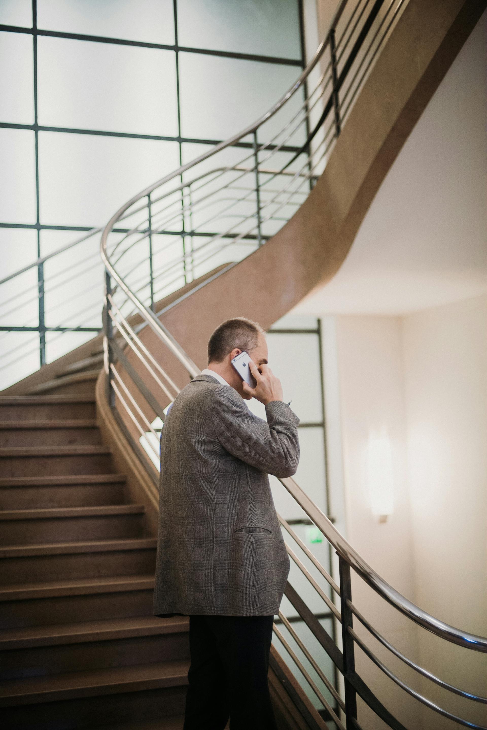 Un hombre hablando por teléfono | Fuente: Pexels