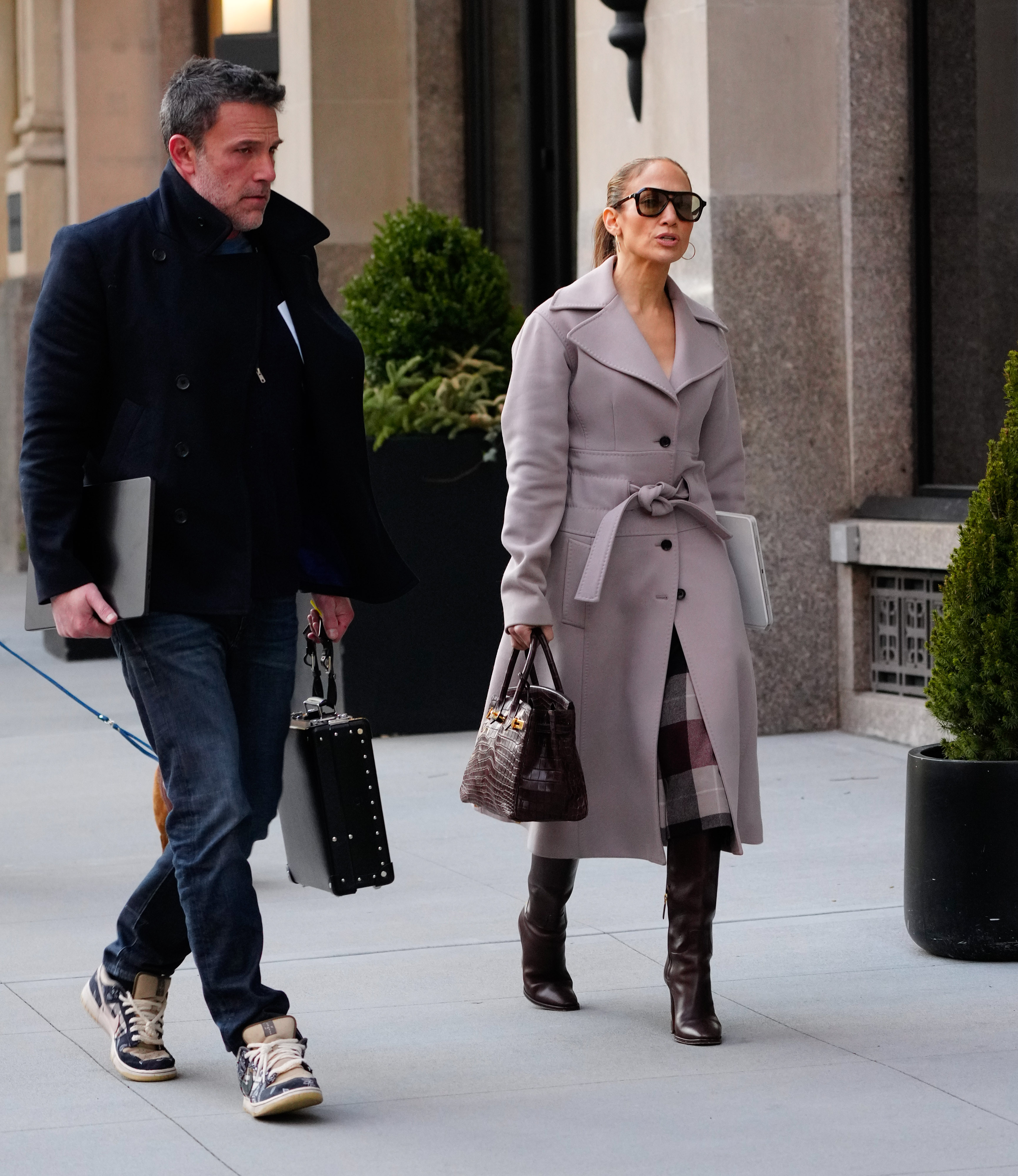 Ben Affleck y Jennifer Lopez fueron vistos caminando un poco separados en Nueva York el 29 de marzo de 2024 | Fuente: Getty Images