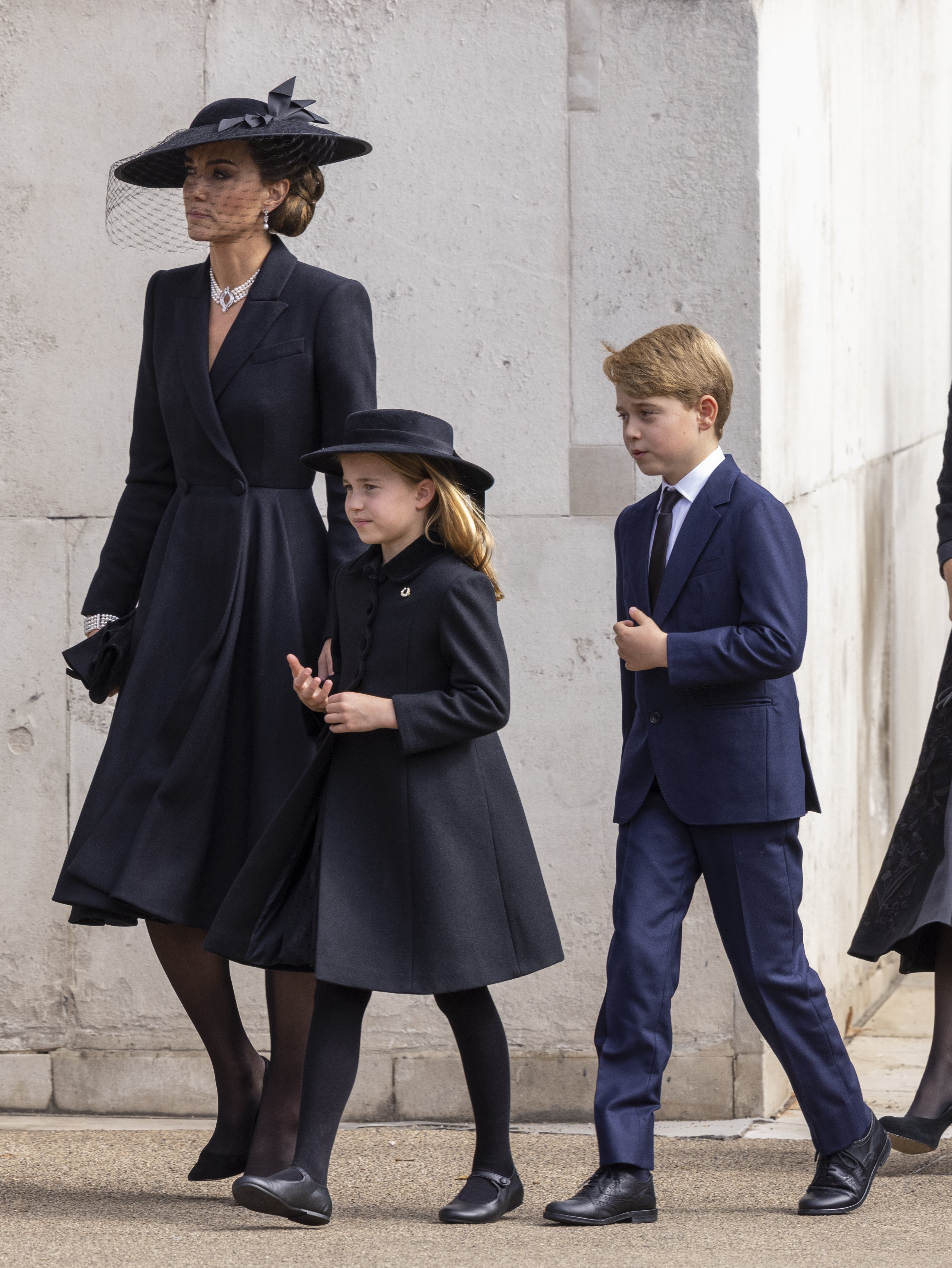 Princesa Catherine de Gales, la princesa Charlotte de Gales y el príncipe George de Gales fueron vistos en Wellington Arch, donde el ataúd de la reina Elizabeth II fue trasladado al coche fúnebre para el viaje final a Windsor después del funeral de estado el 19 de septiembre de 2022, en Londres, Inglaterra. | Foto: Getty Images